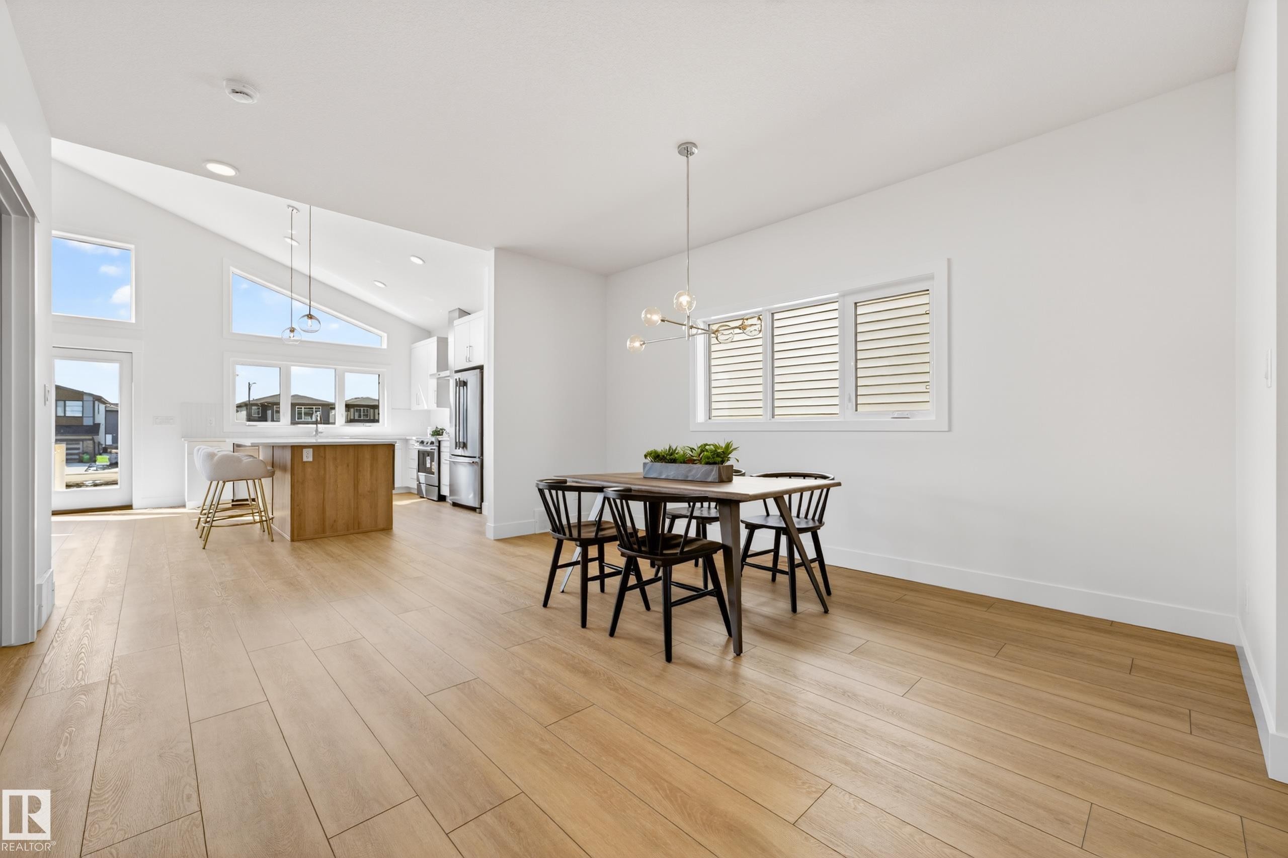 7093 Kiviaq Crescent, Edmonton, AB - Indoor Photo Showing Dining Room