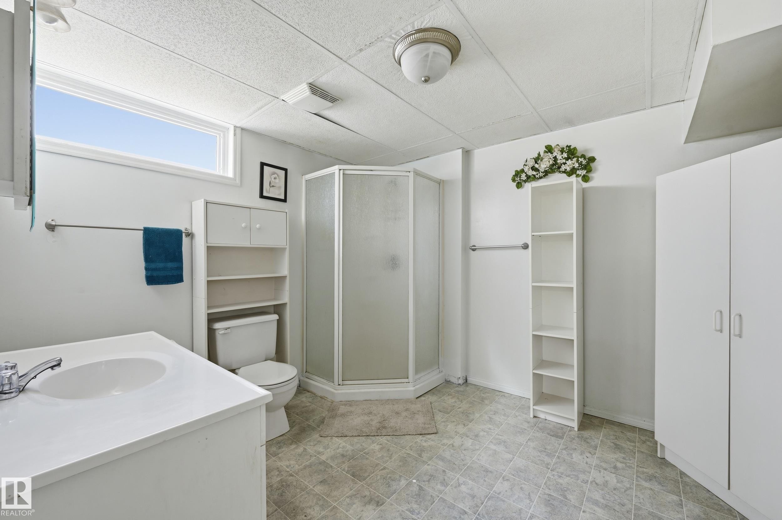 7719 71 Avenue, Edmonton, AB - Indoor Photo Showing Bathroom