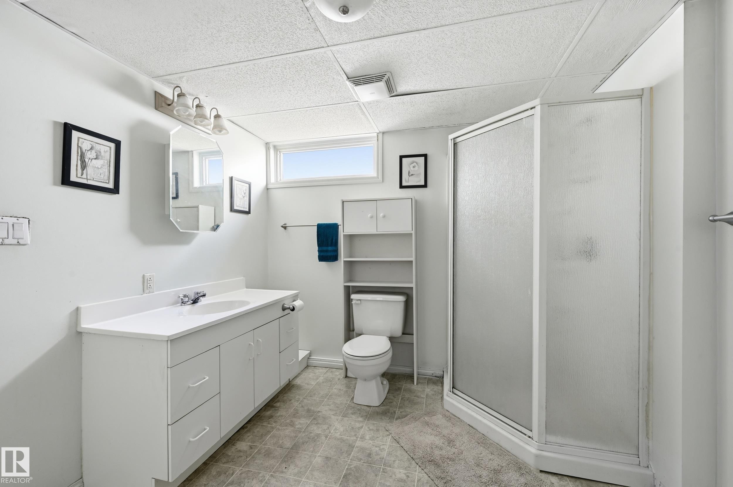 7719 71 Avenue, Edmonton, AB - Indoor Photo Showing Bathroom