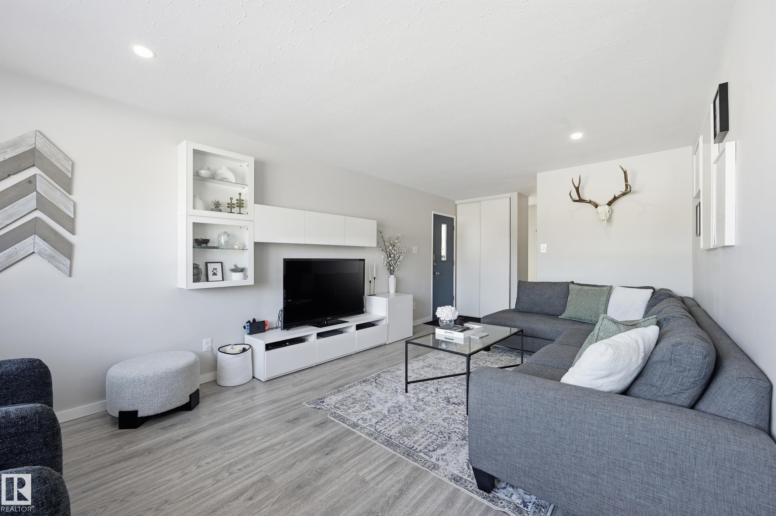 7719 71 Avenue, Edmonton, AB - Indoor Photo Showing Living Room