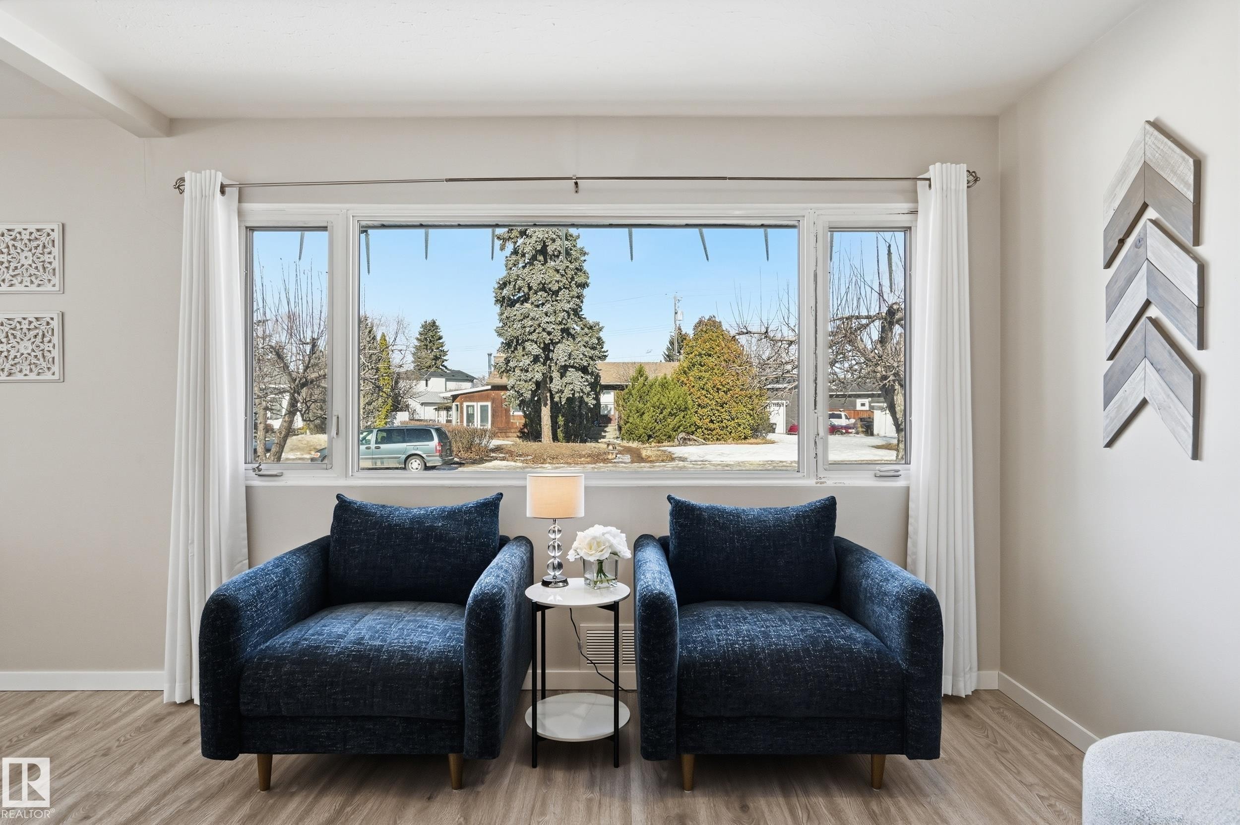 7719 71 Avenue, Edmonton, AB - Indoor Photo Showing Living Room