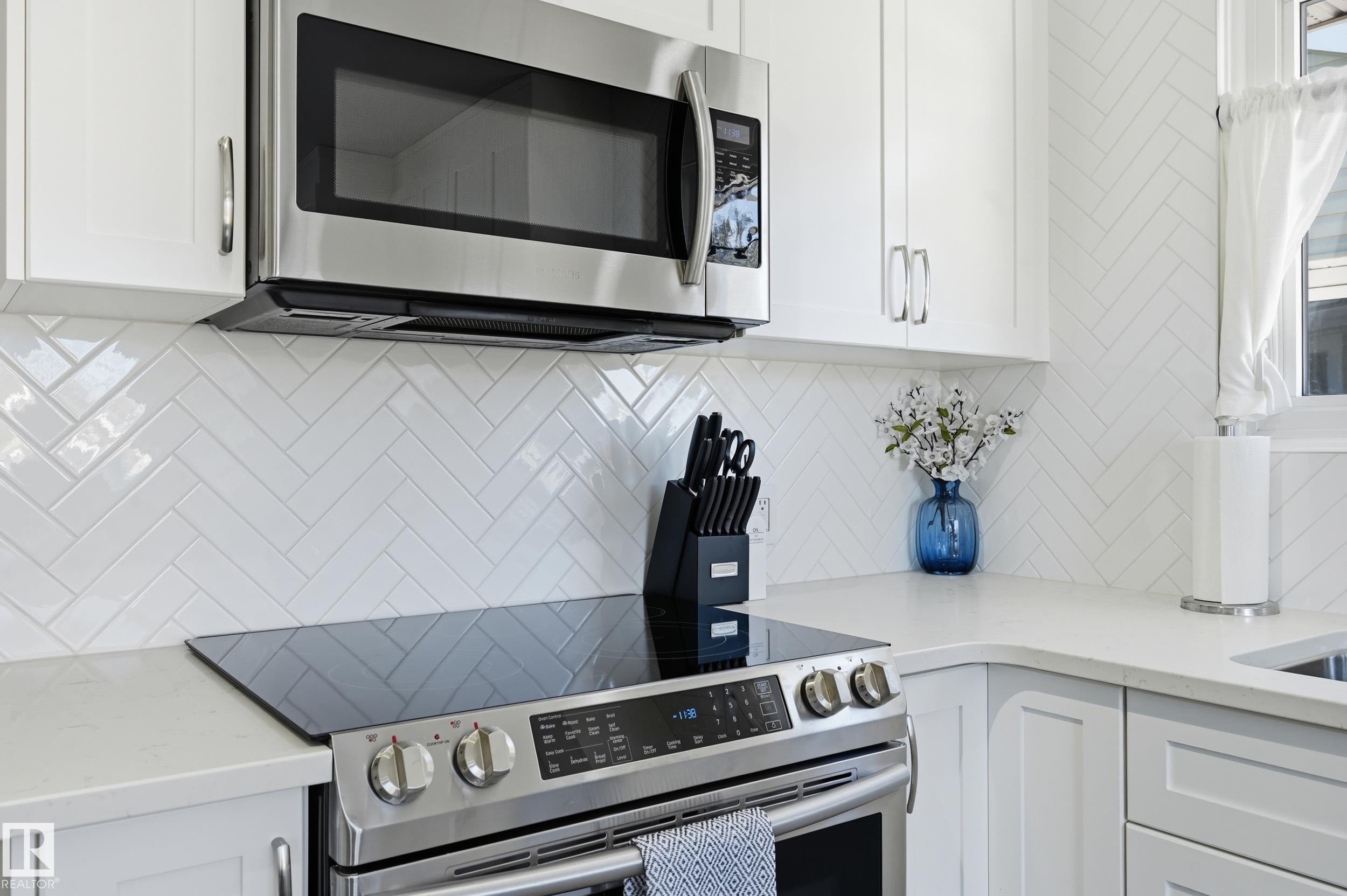 7719 71 Avenue, Edmonton, AB - Indoor Photo Showing Kitchen