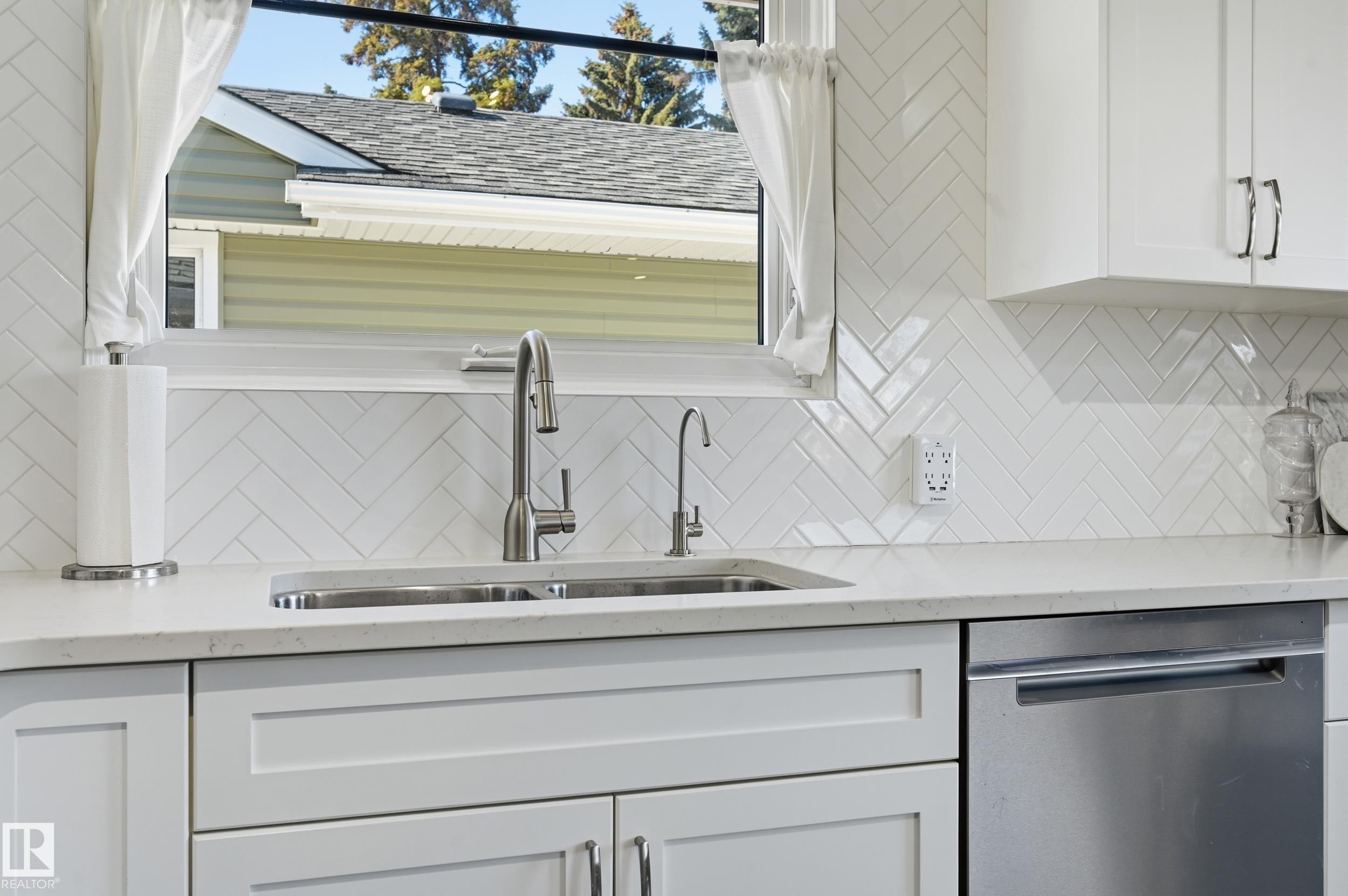 7719 71 Avenue, Edmonton, AB - Indoor Photo Showing Kitchen With Double Sink With Upgraded Kitchen