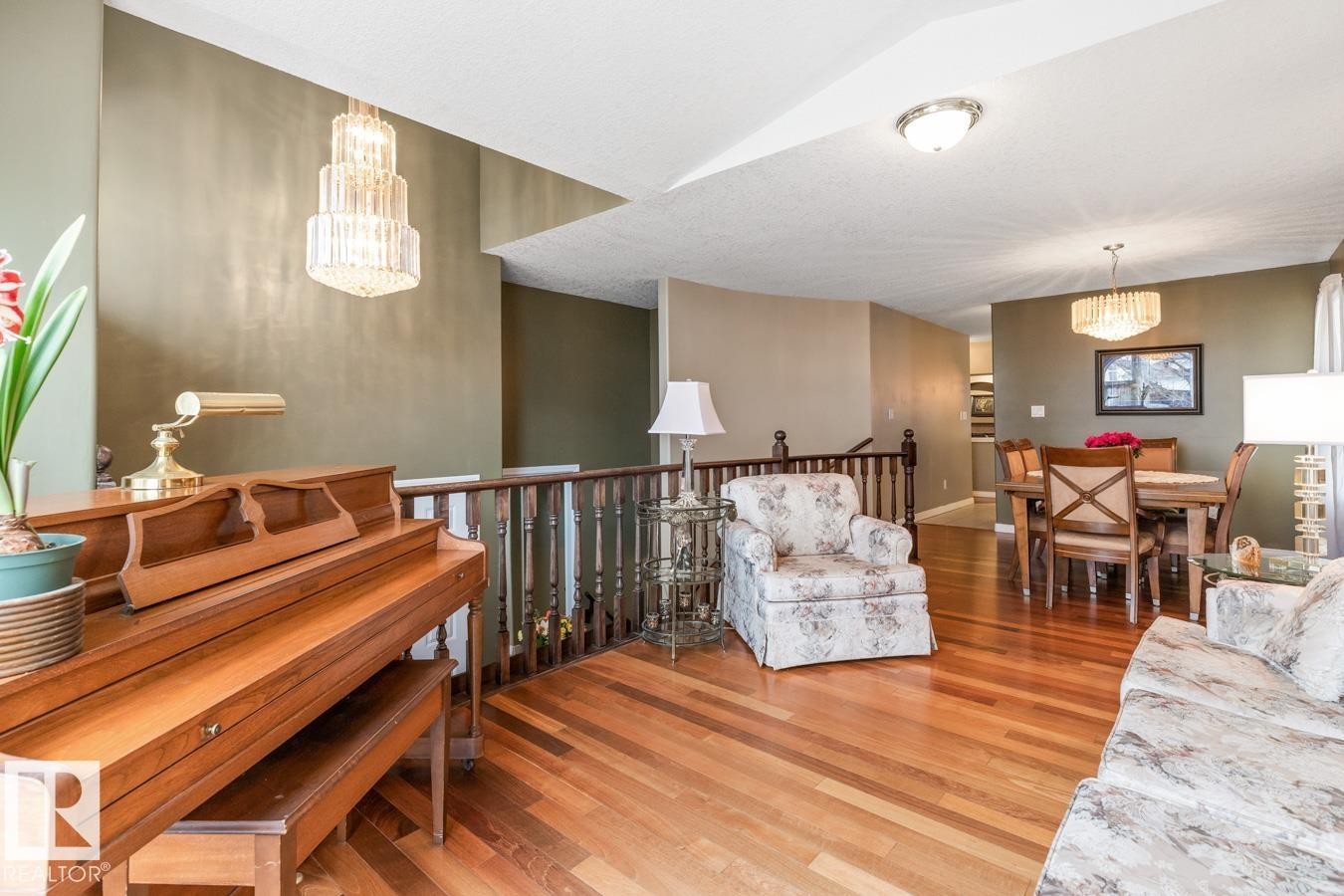 454 Ormsby Road W, Edmonton, AB - Indoor Photo Showing Living Room