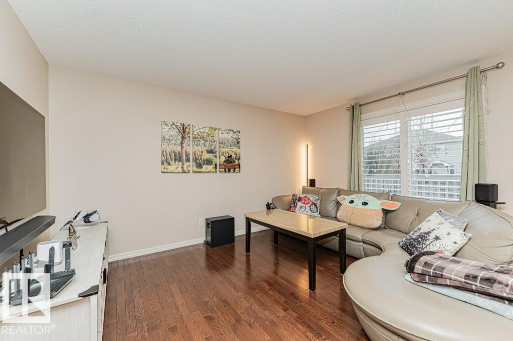 2423 Casselman Crescent, Edmonton, AB - Indoor Photo Showing Living Room