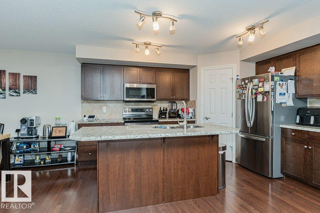 2423 Casselman Crescent, Edmonton, AB - Indoor Photo Showing Kitchen