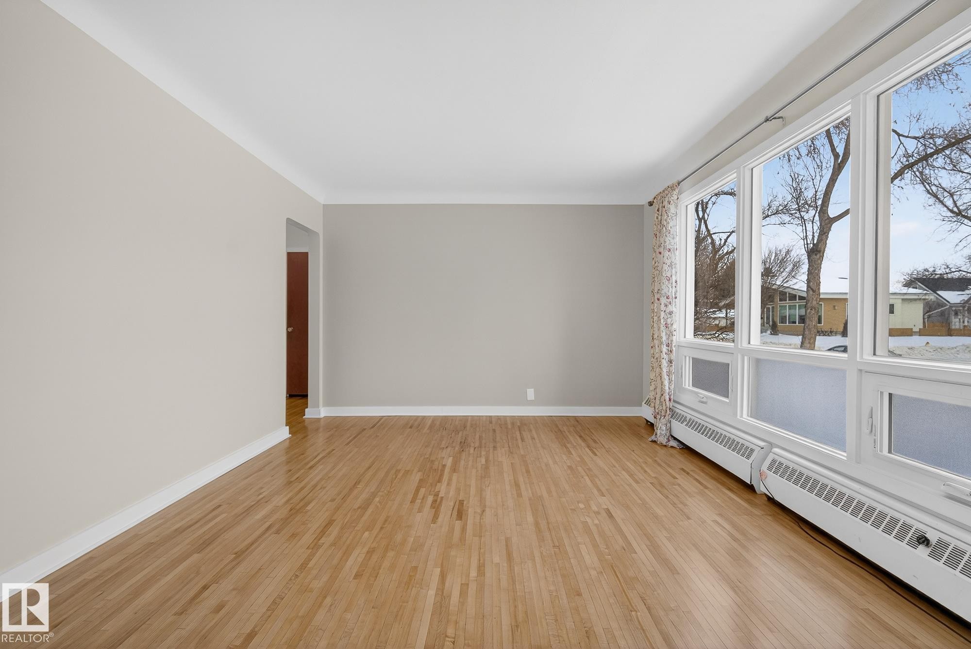 Edmonton, AB - Indoor Photo Showing Other Room