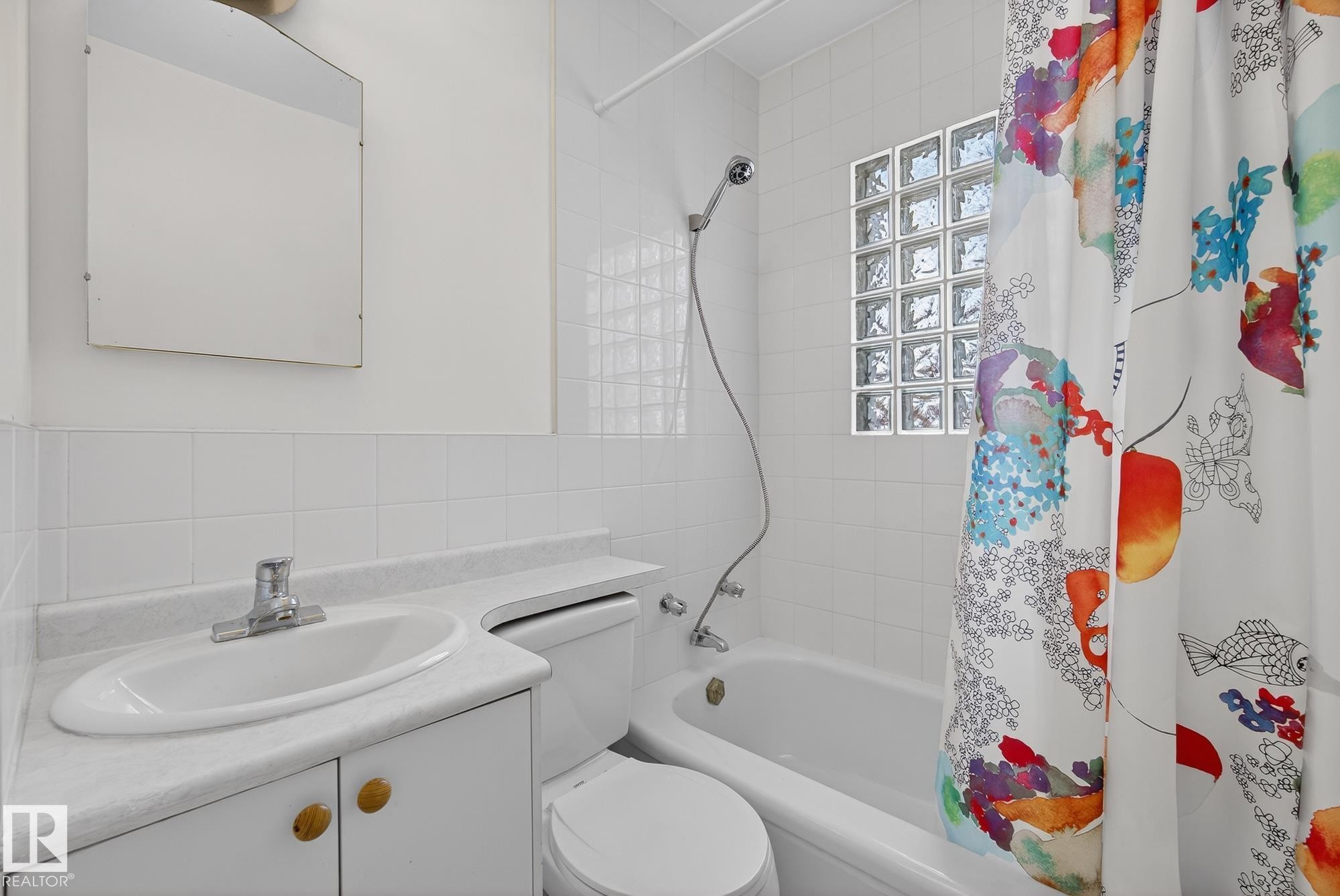 Edmonton, AB - Indoor Photo Showing Bathroom