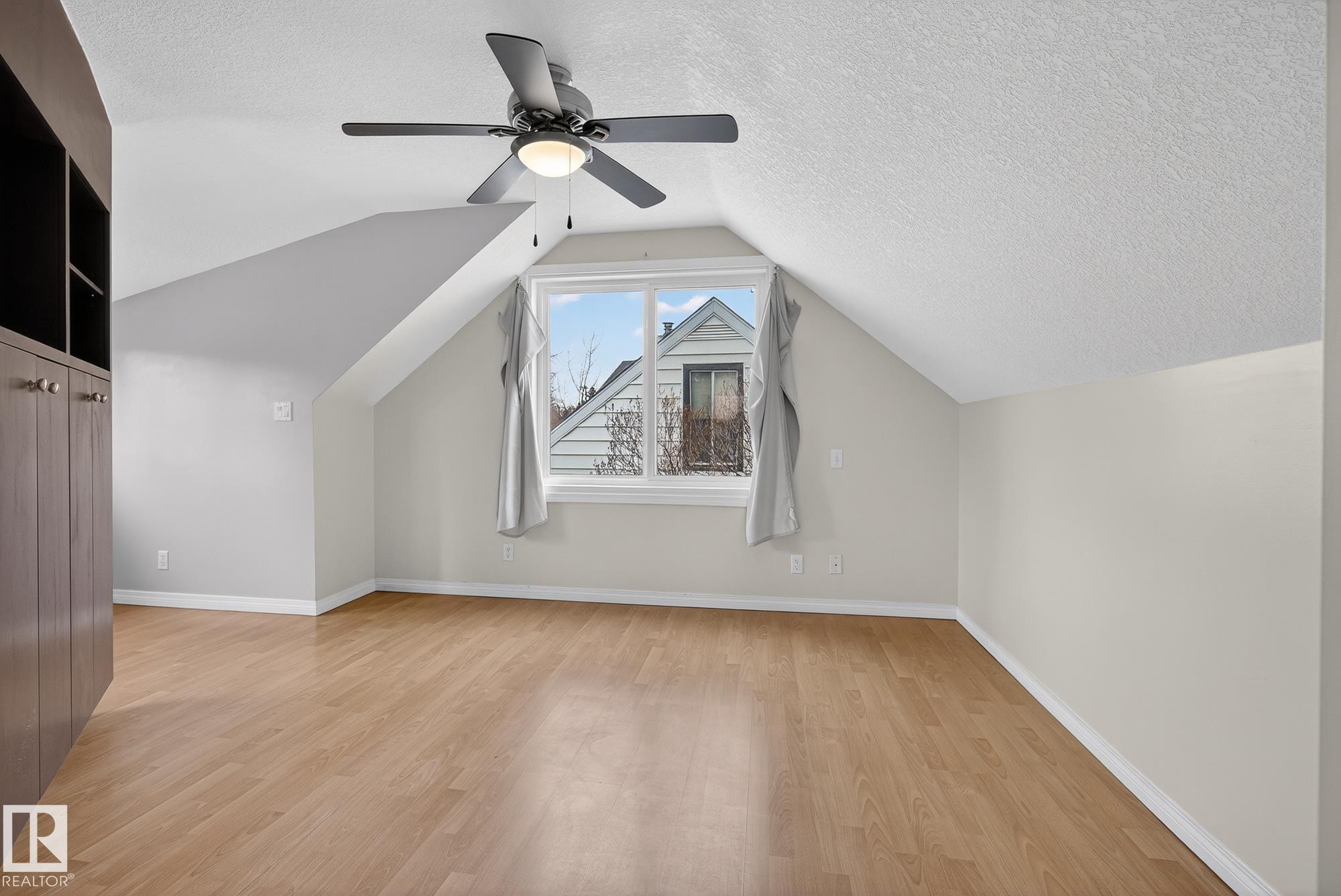 Edmonton, AB - Indoor Photo Showing Other Room