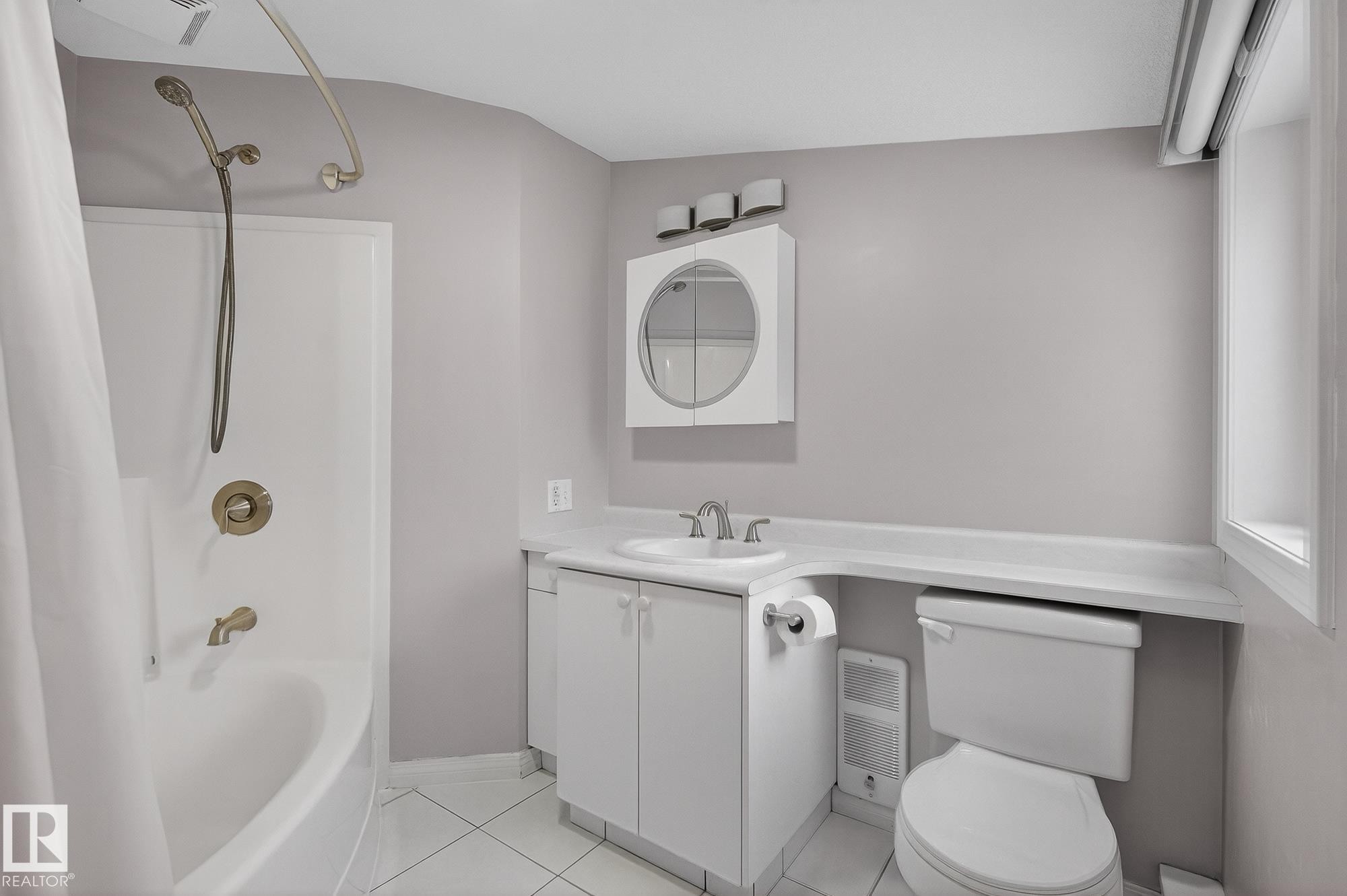 Edmonton, AB - Indoor Photo Showing Bathroom