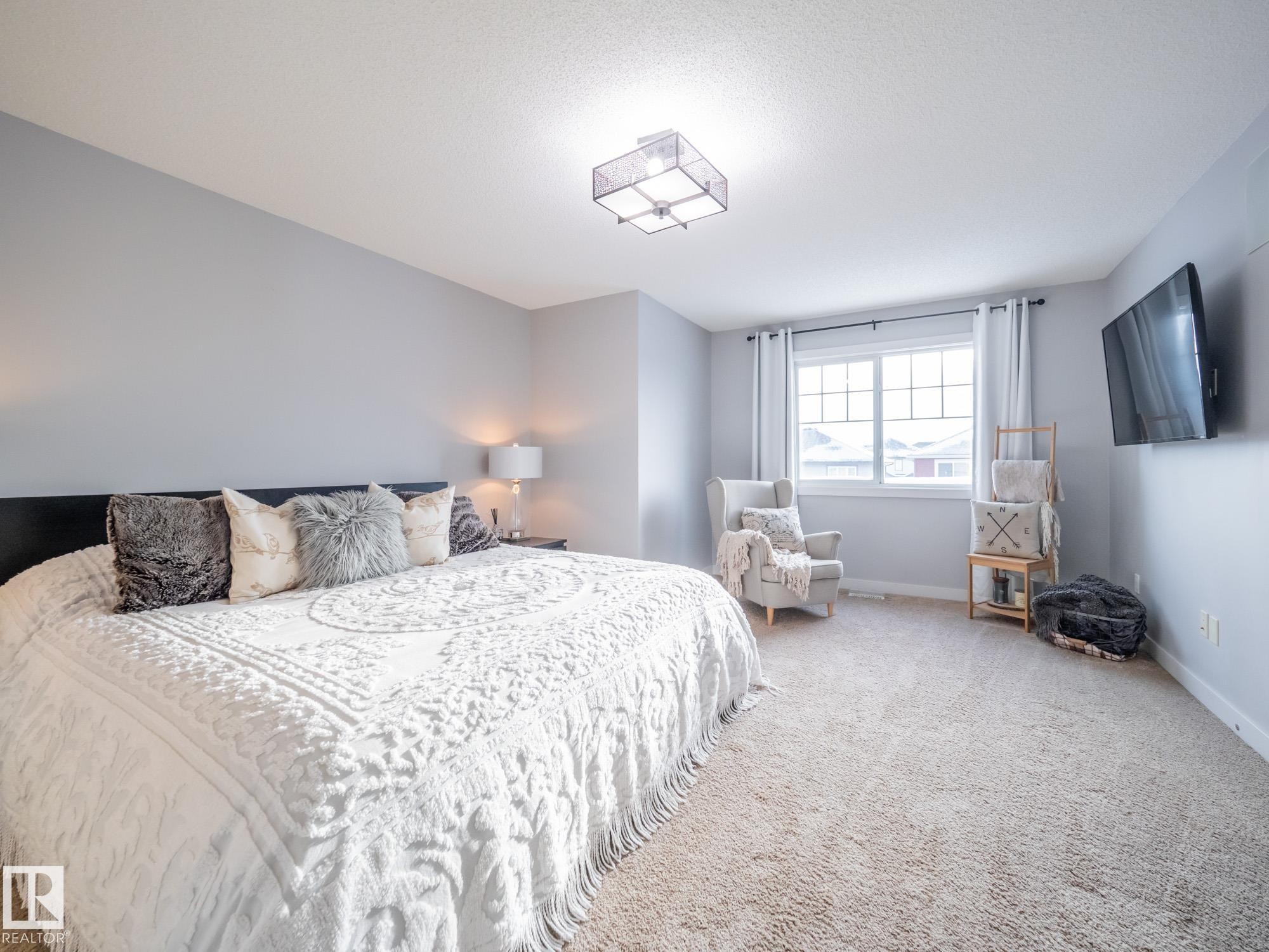 4211 Charles Close, Edmonton, AB - Indoor Photo Showing Bedroom