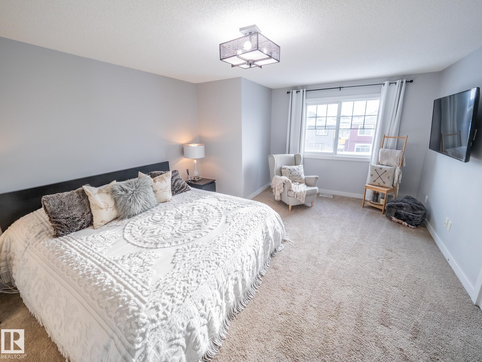 4211 Charles Close, Edmonton, AB - Indoor Photo Showing Bedroom