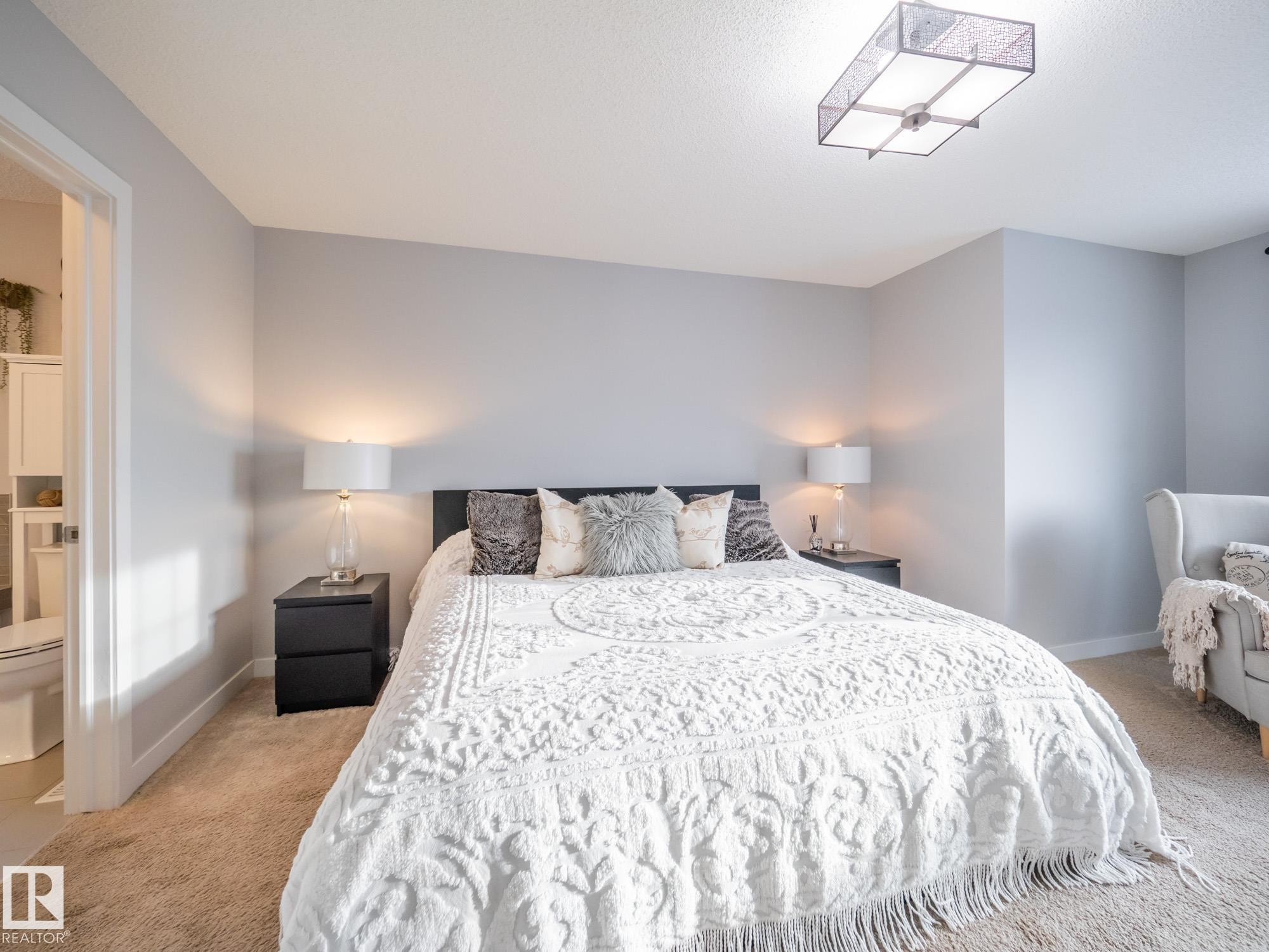 4211 Charles Close, Edmonton, AB - Indoor Photo Showing Bedroom