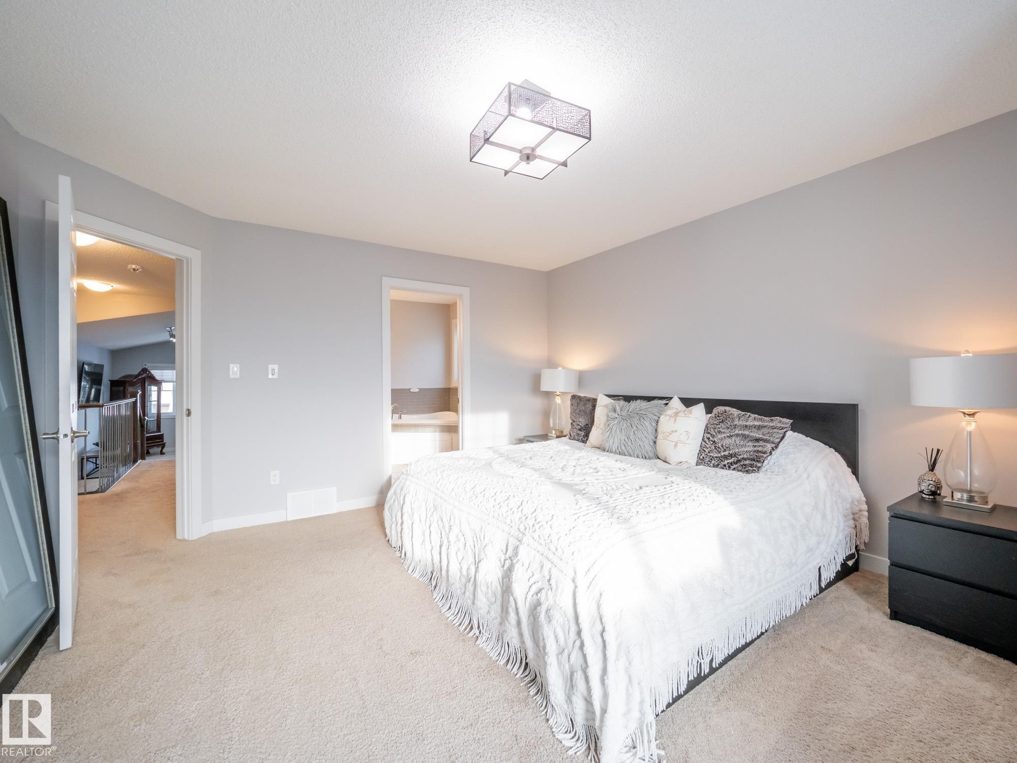 4211 Charles Close, Edmonton, AB - Indoor Photo Showing Bedroom