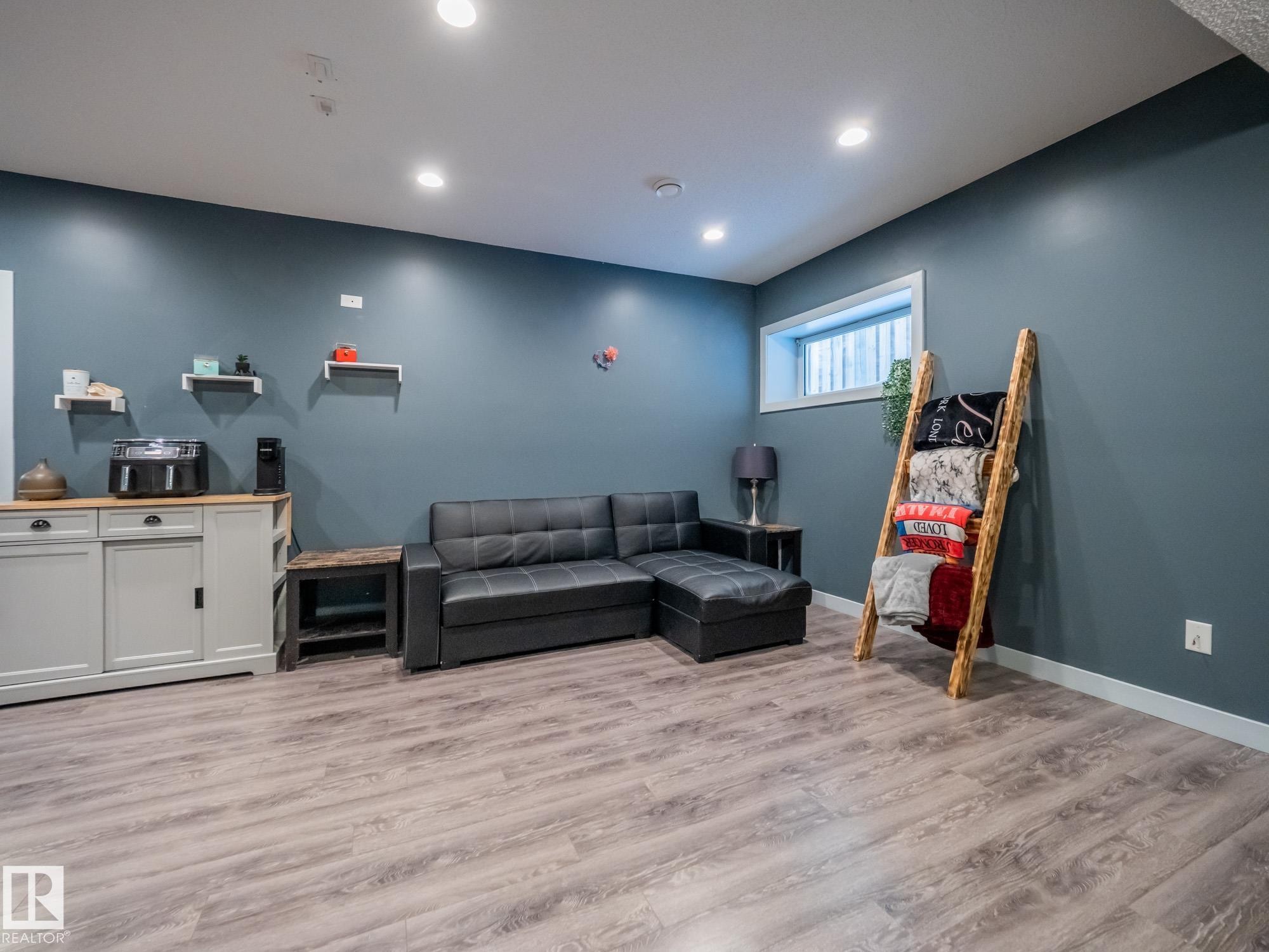 4211 Charles Close, Edmonton, AB - Indoor