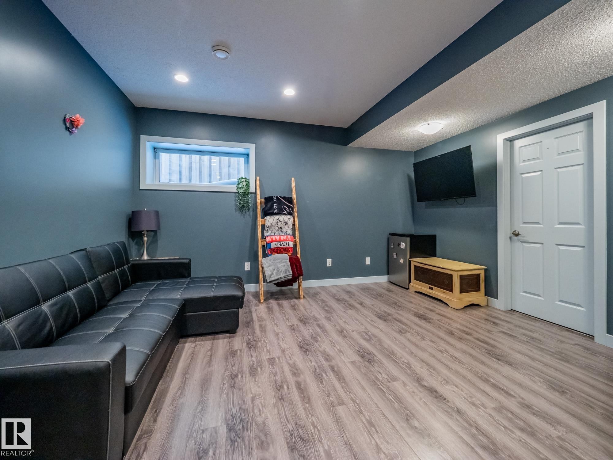 4211 Charles Close, Edmonton, AB - Indoor