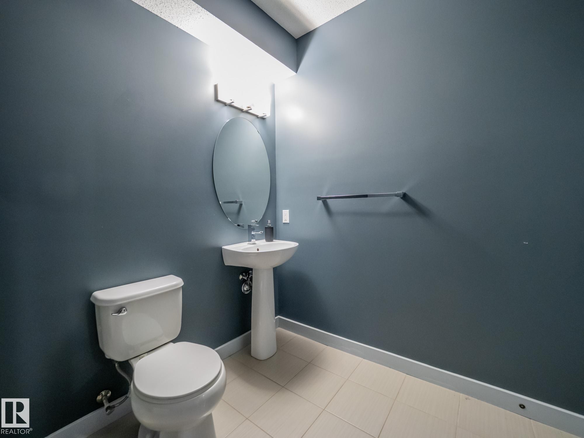 4211 Charles Close, Edmonton, AB - Indoor Photo Showing Bathroom