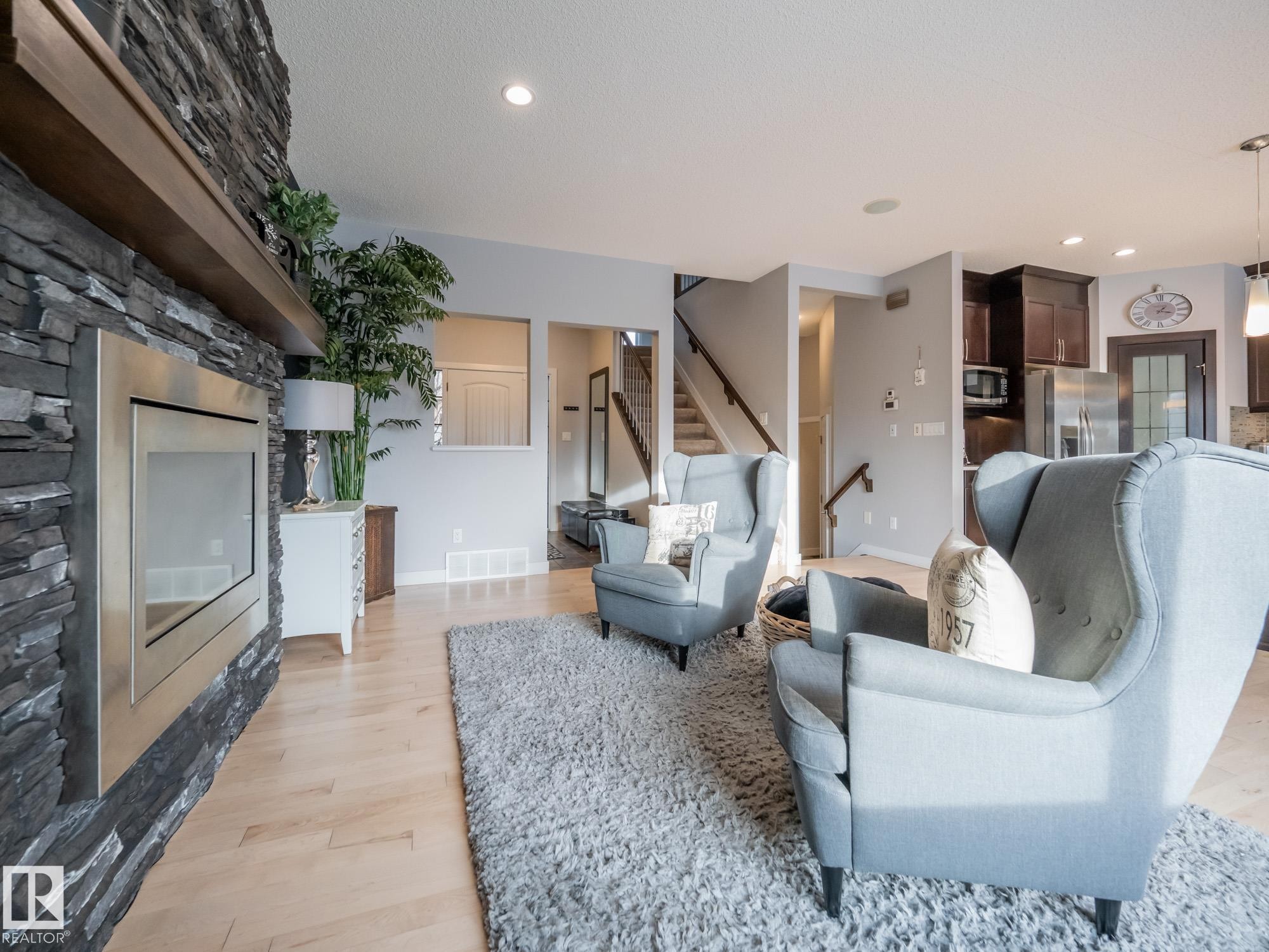 4211 Charles Close, Edmonton, AB - Indoor Photo Showing Living Room