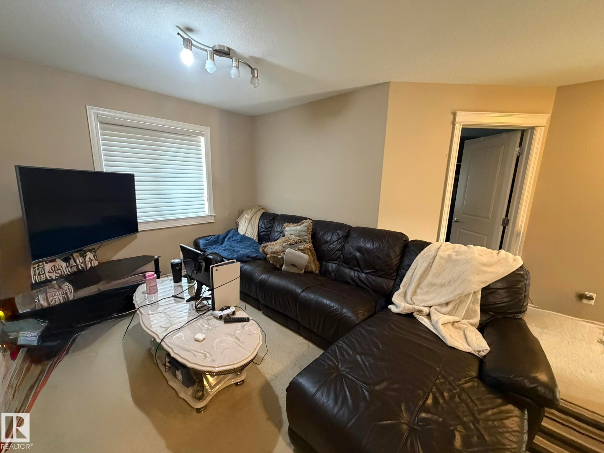 551 Stewart Crescent, Edmonton, AB - Indoor Photo Showing Living Room