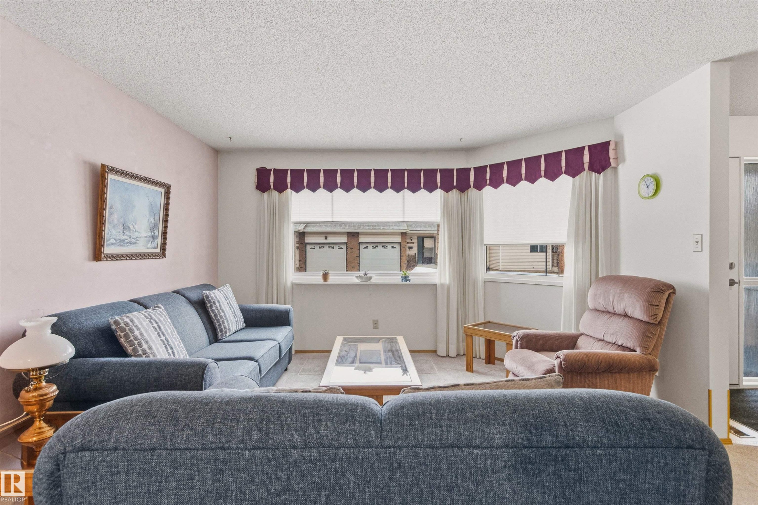 10670 153 Avenue, Edmonton, AB - Indoor Photo Showing Living Room