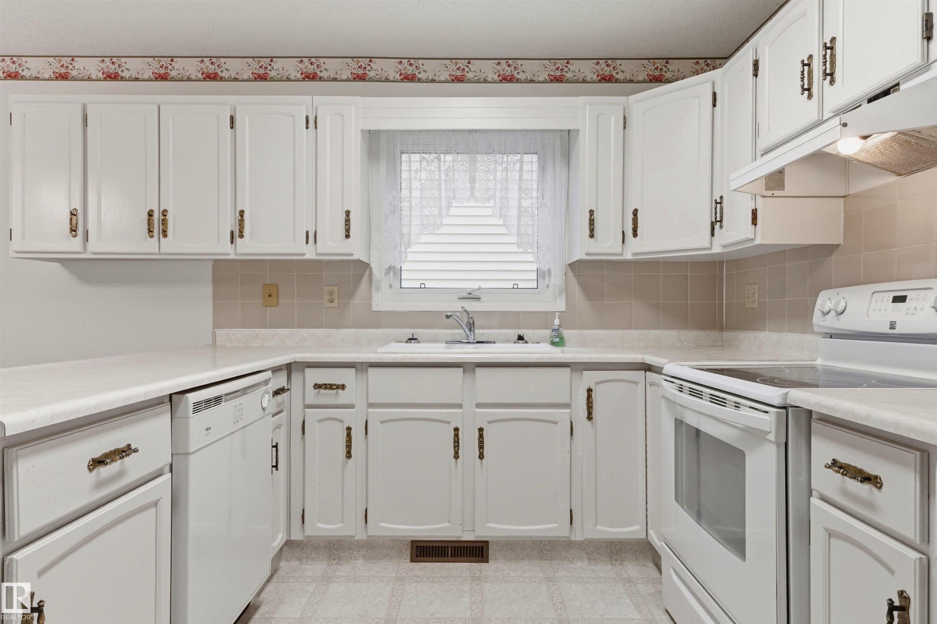 10670 153 Avenue, Edmonton, AB - Indoor Photo Showing Kitchen