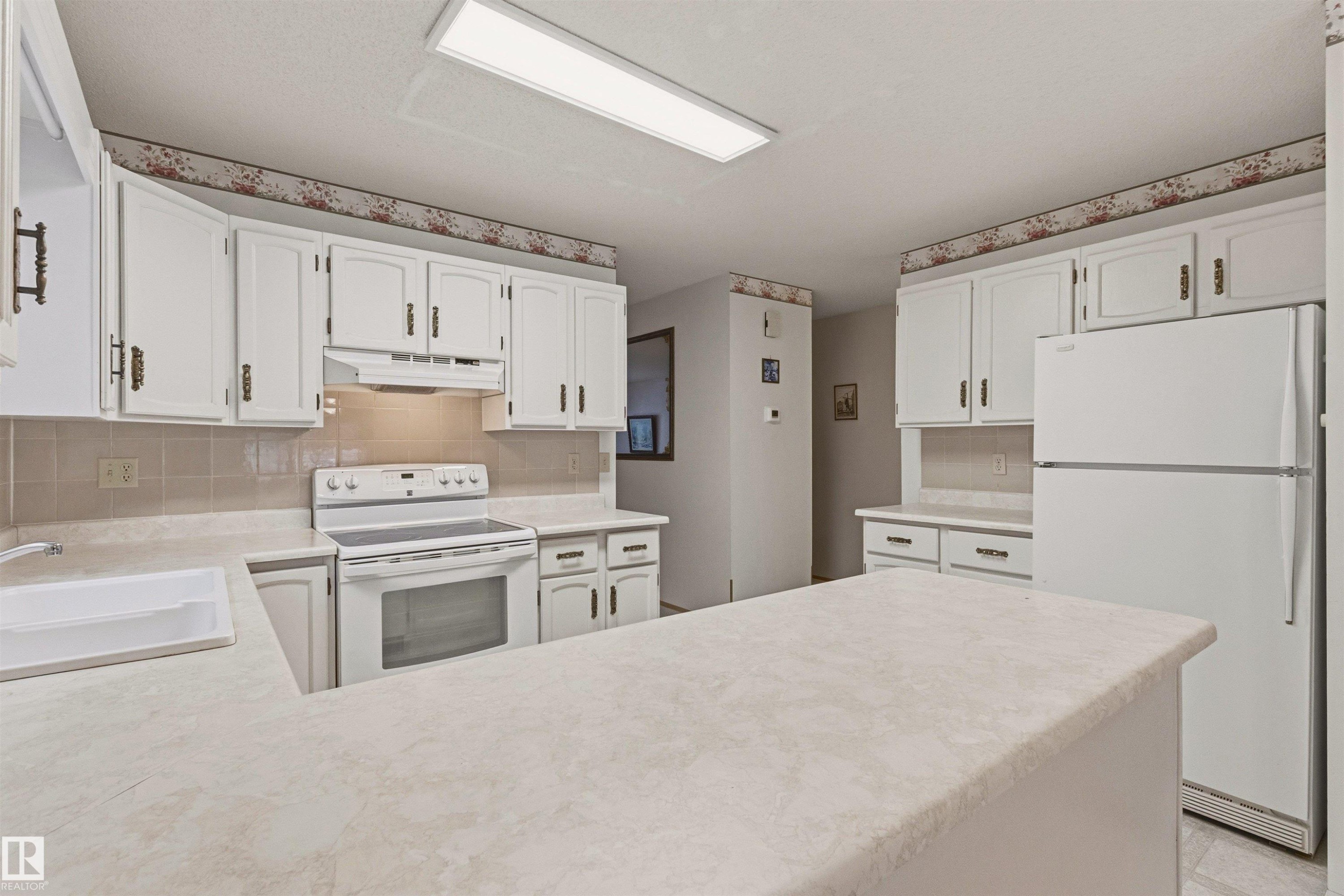 10670 153 Avenue, Edmonton, AB - Indoor Photo Showing Kitchen