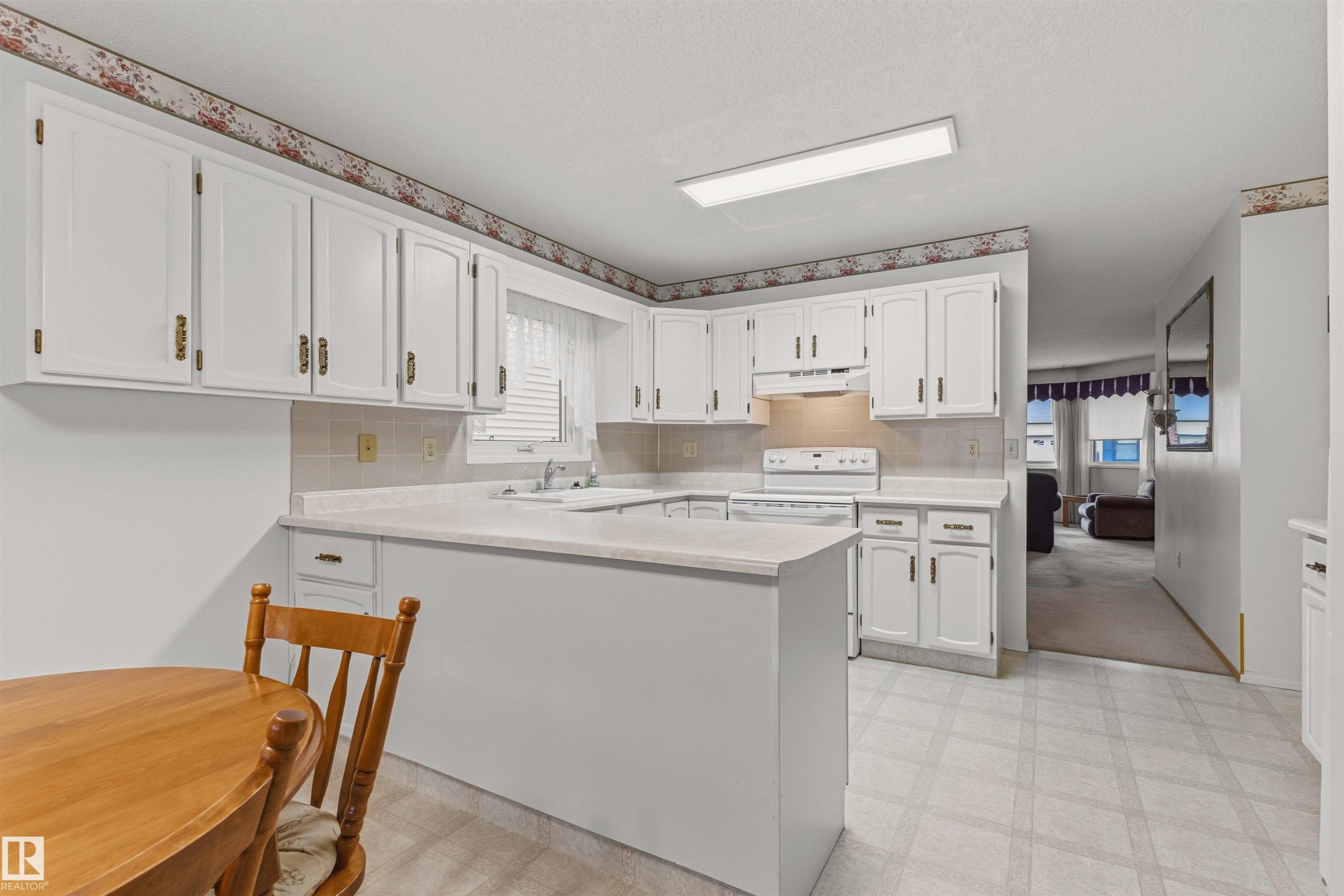 10670 153 Avenue, Edmonton, AB - Indoor Photo Showing Kitchen