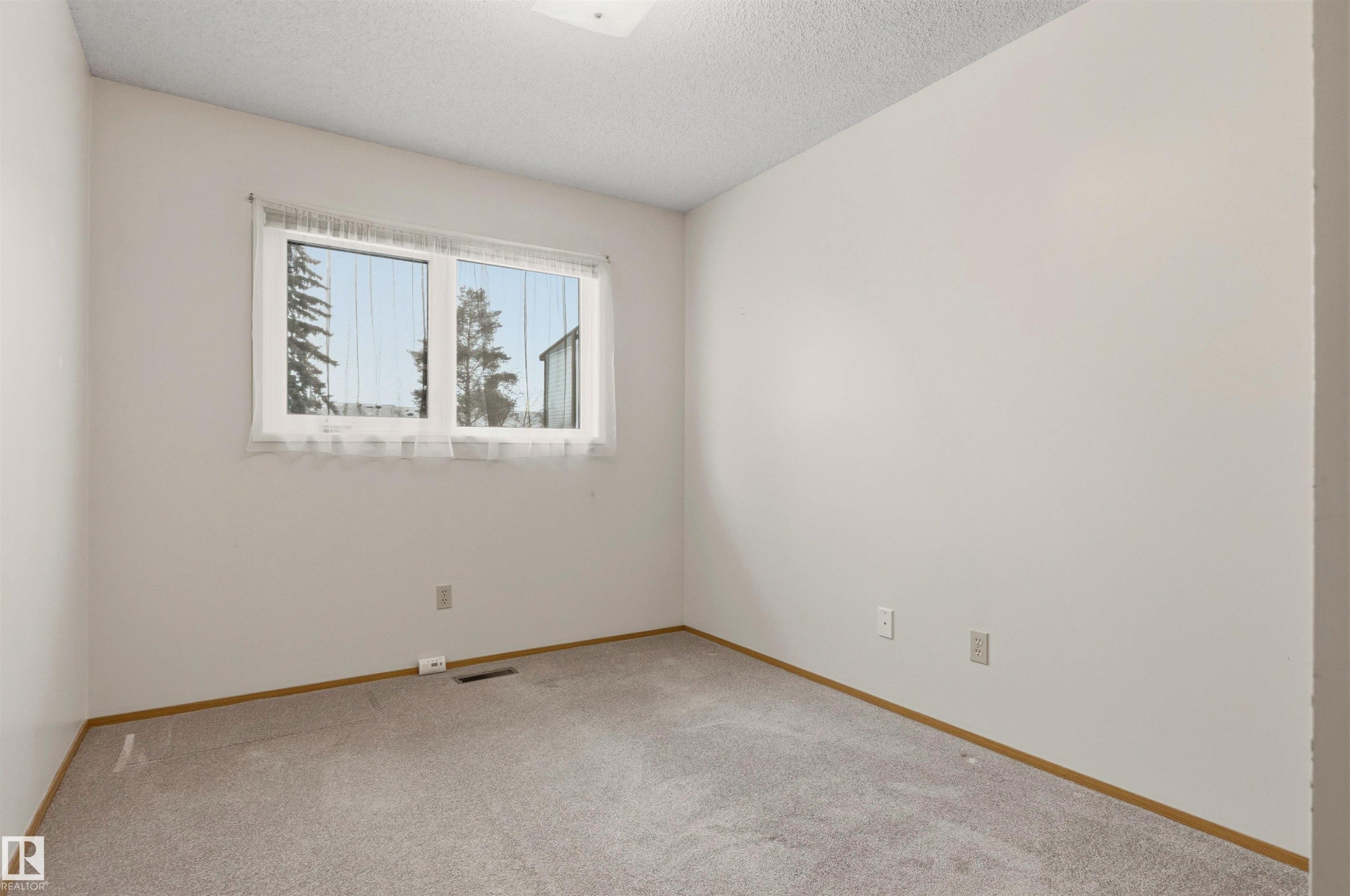 10670 153 Avenue, Edmonton, AB - Indoor Photo Showing Other Room