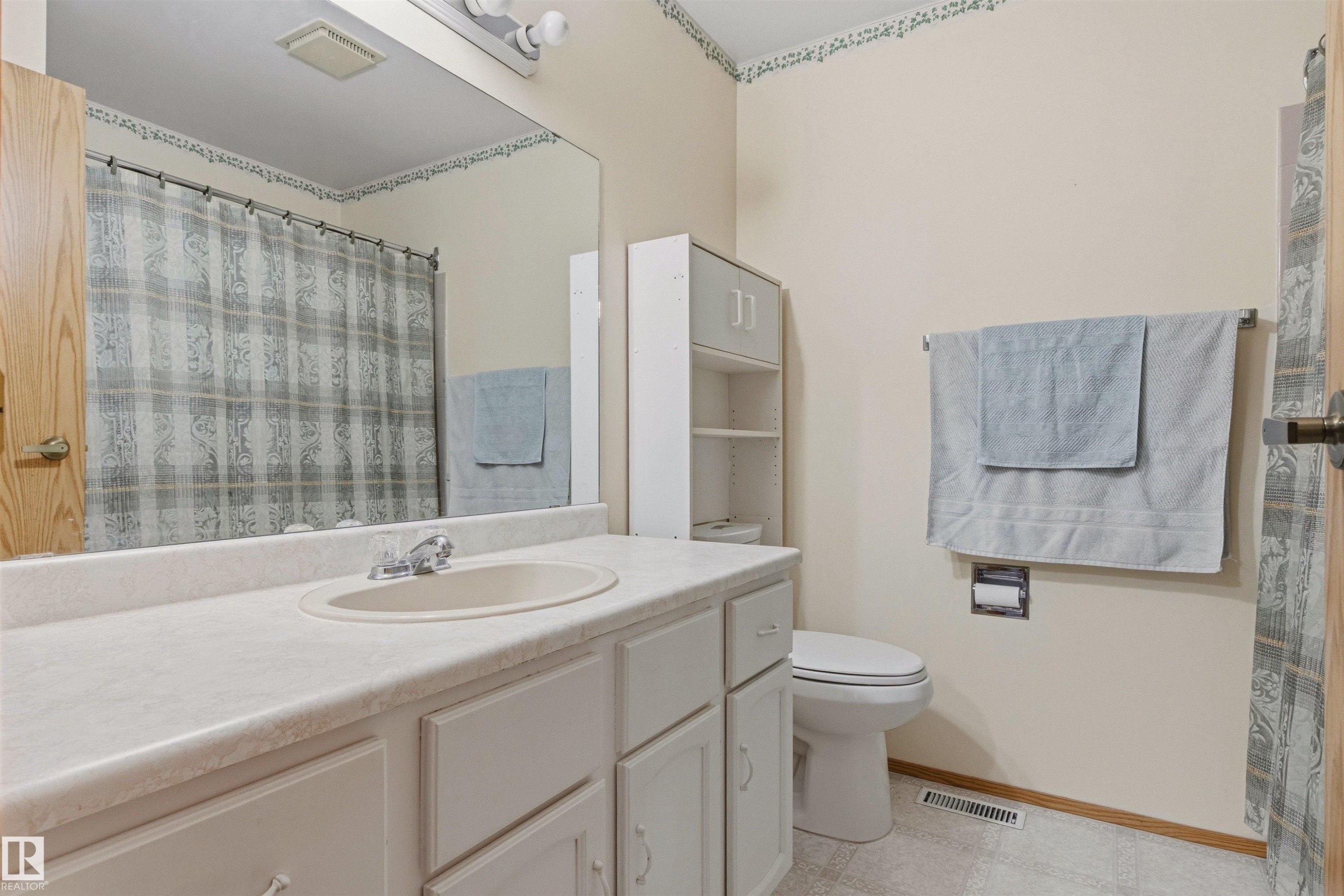 10670 153 Avenue, Edmonton, AB - Indoor Photo Showing Bathroom