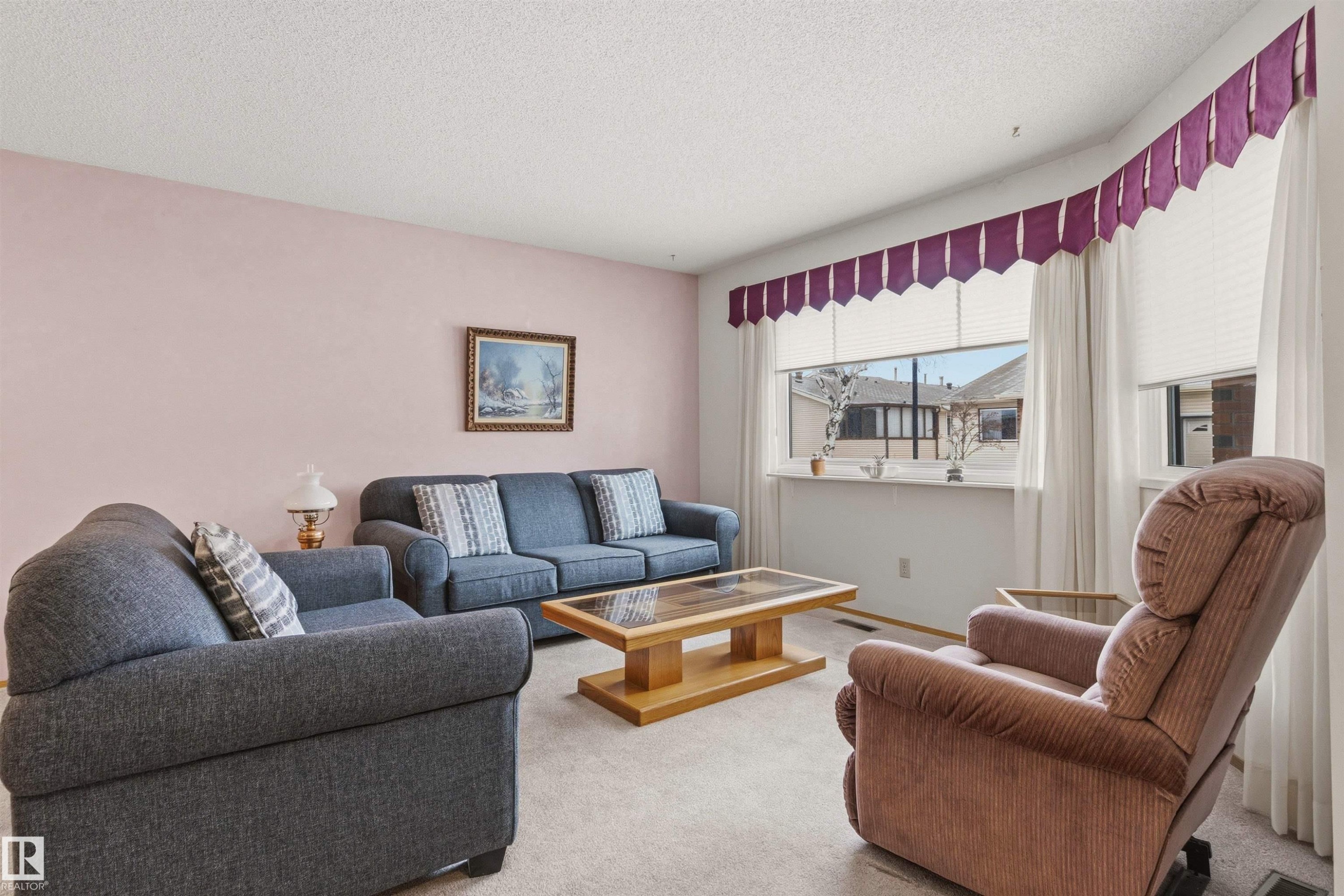 10670 153 Avenue, Edmonton, AB - Indoor Photo Showing Living Room