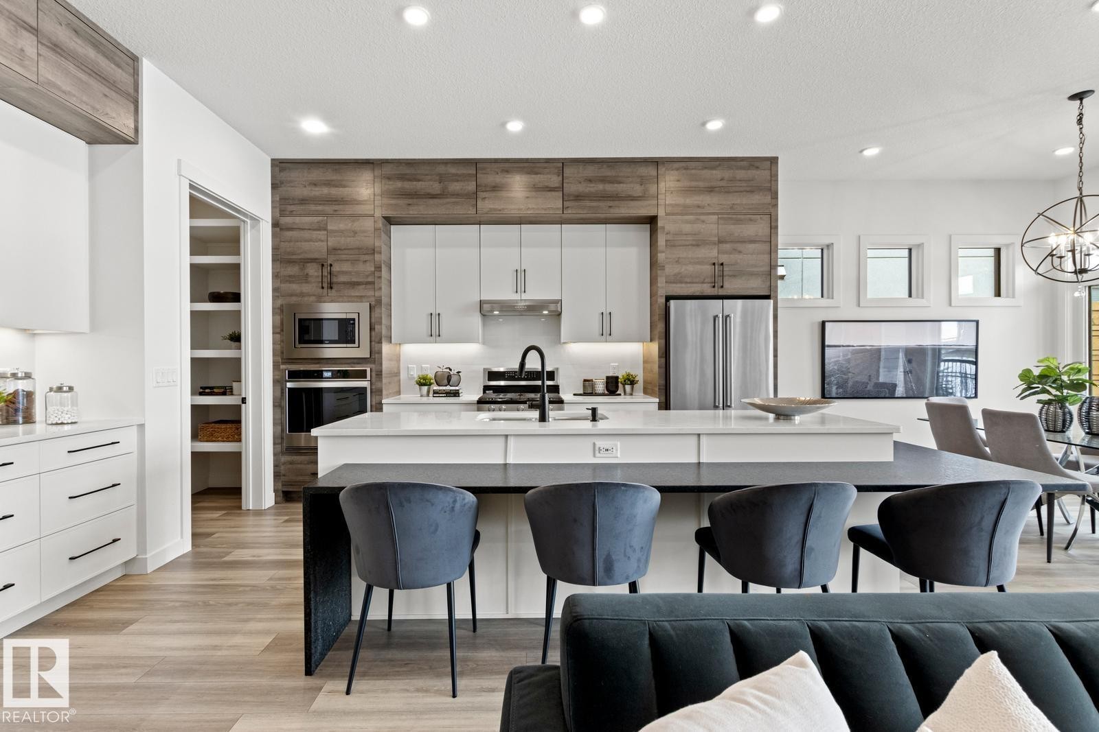 4832 Knight Crescent, Edmonton, AB - Indoor Photo Showing Kitchen With Upgraded Kitchen