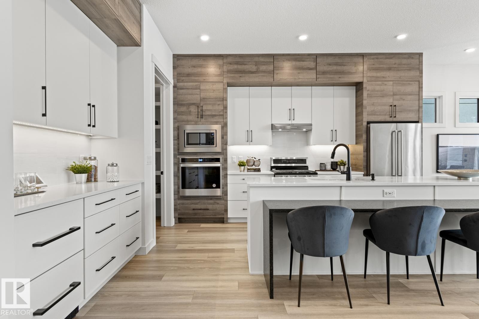 4832 Knight Crescent, Edmonton, AB - Indoor Photo Showing Kitchen With Upgraded Kitchen