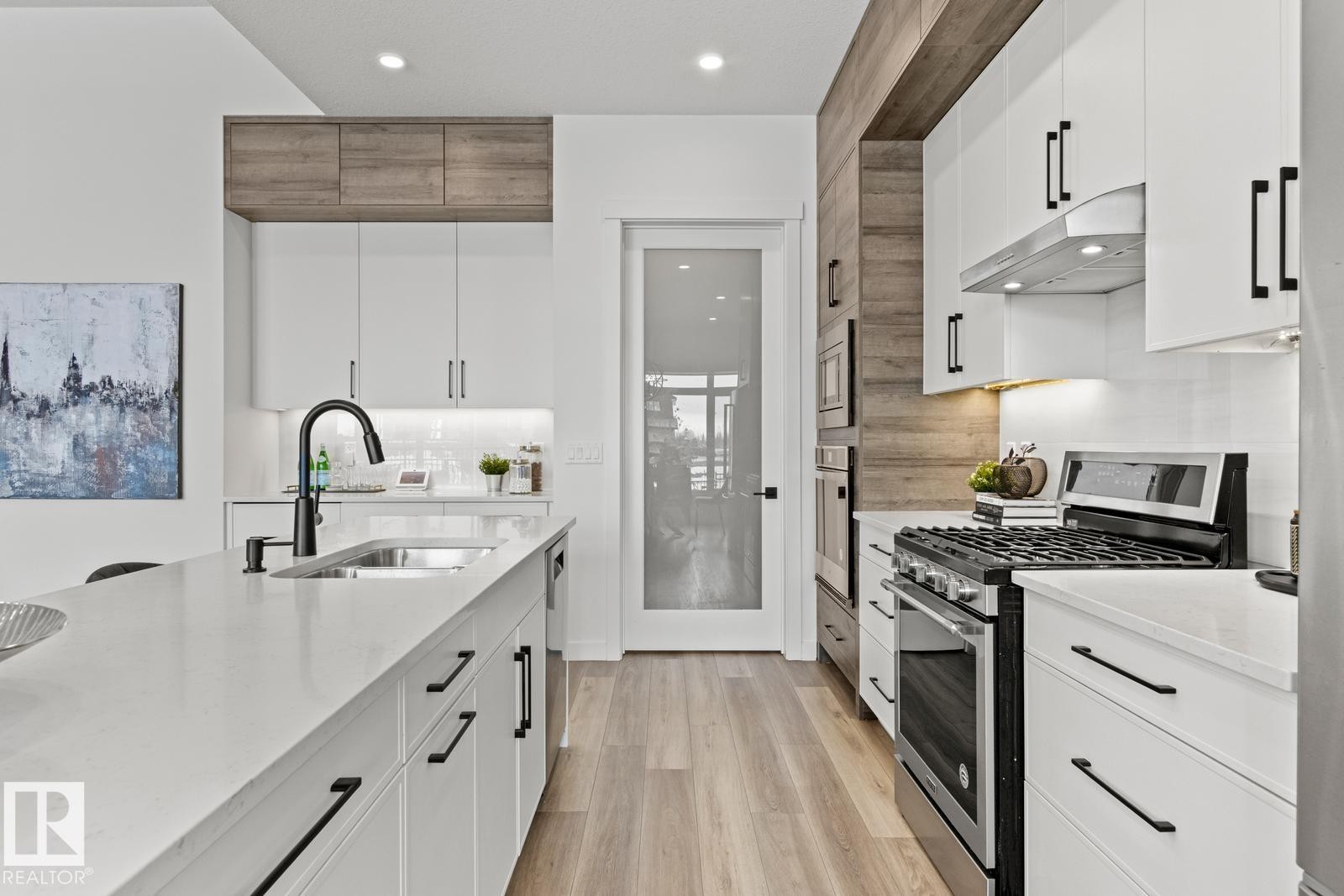 4832 Knight Crescent, Edmonton, AB - Indoor Photo Showing Kitchen With Double Sink With Upgraded Kitchen