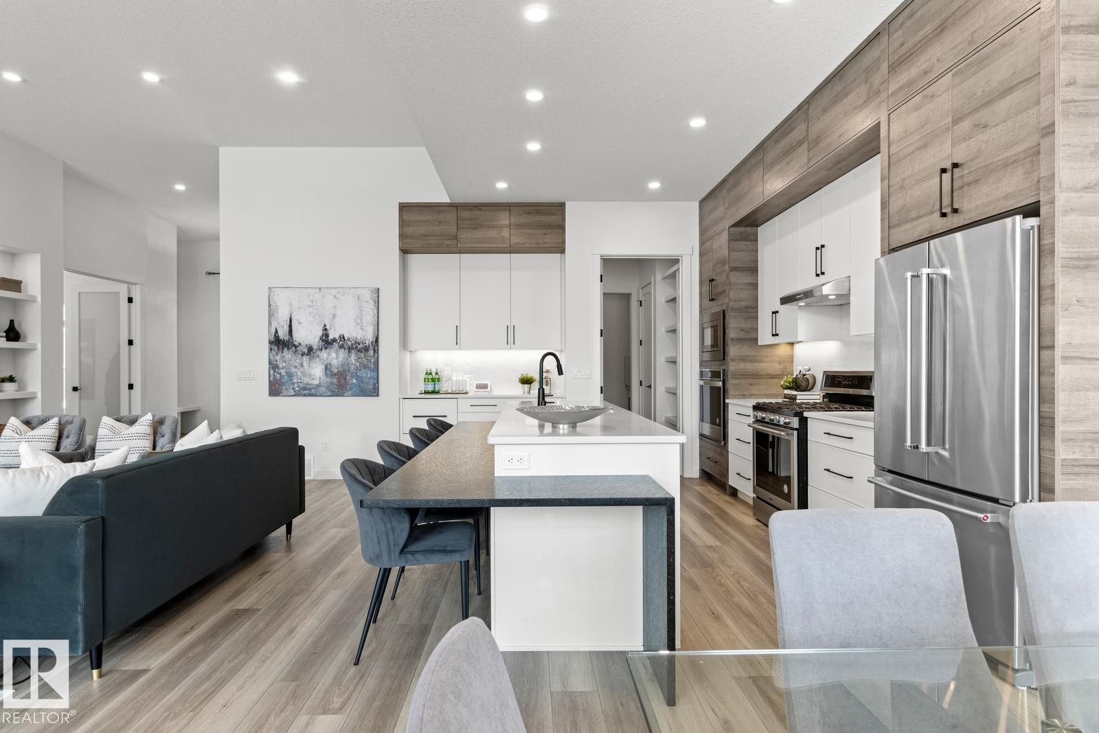 4832 Knight Crescent, Edmonton, AB - Indoor Photo Showing Kitchen With Upgraded Kitchen