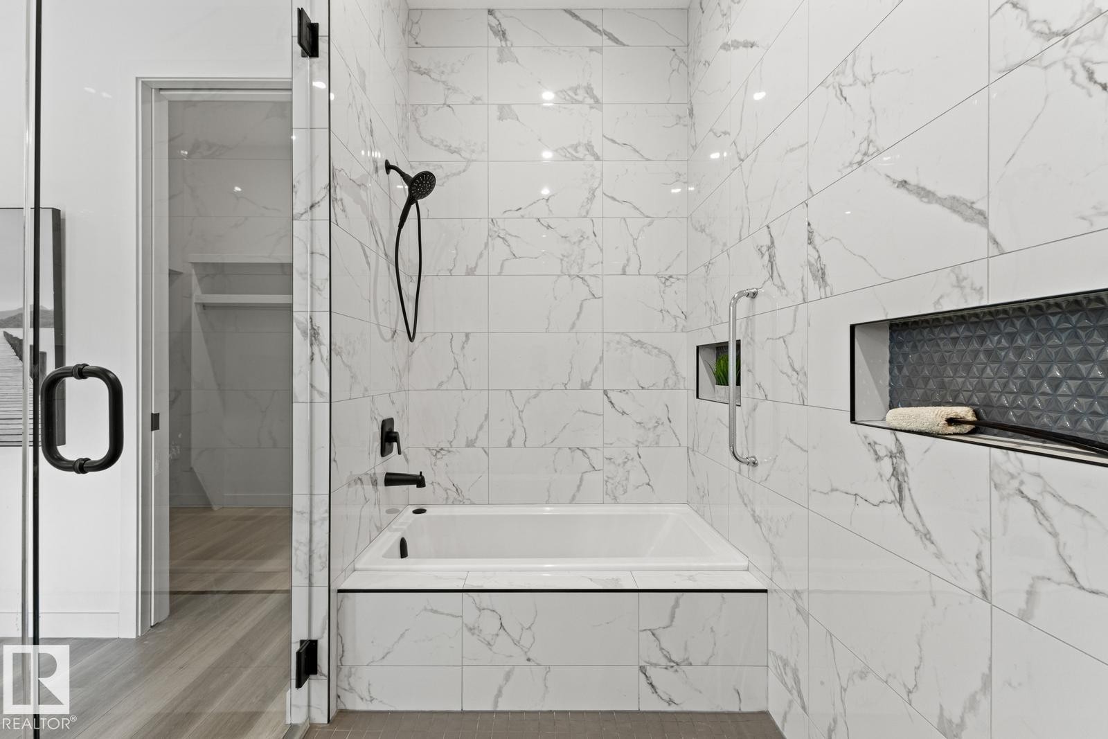 4832 Knight Crescent, Edmonton, AB - Indoor Photo Showing Bathroom