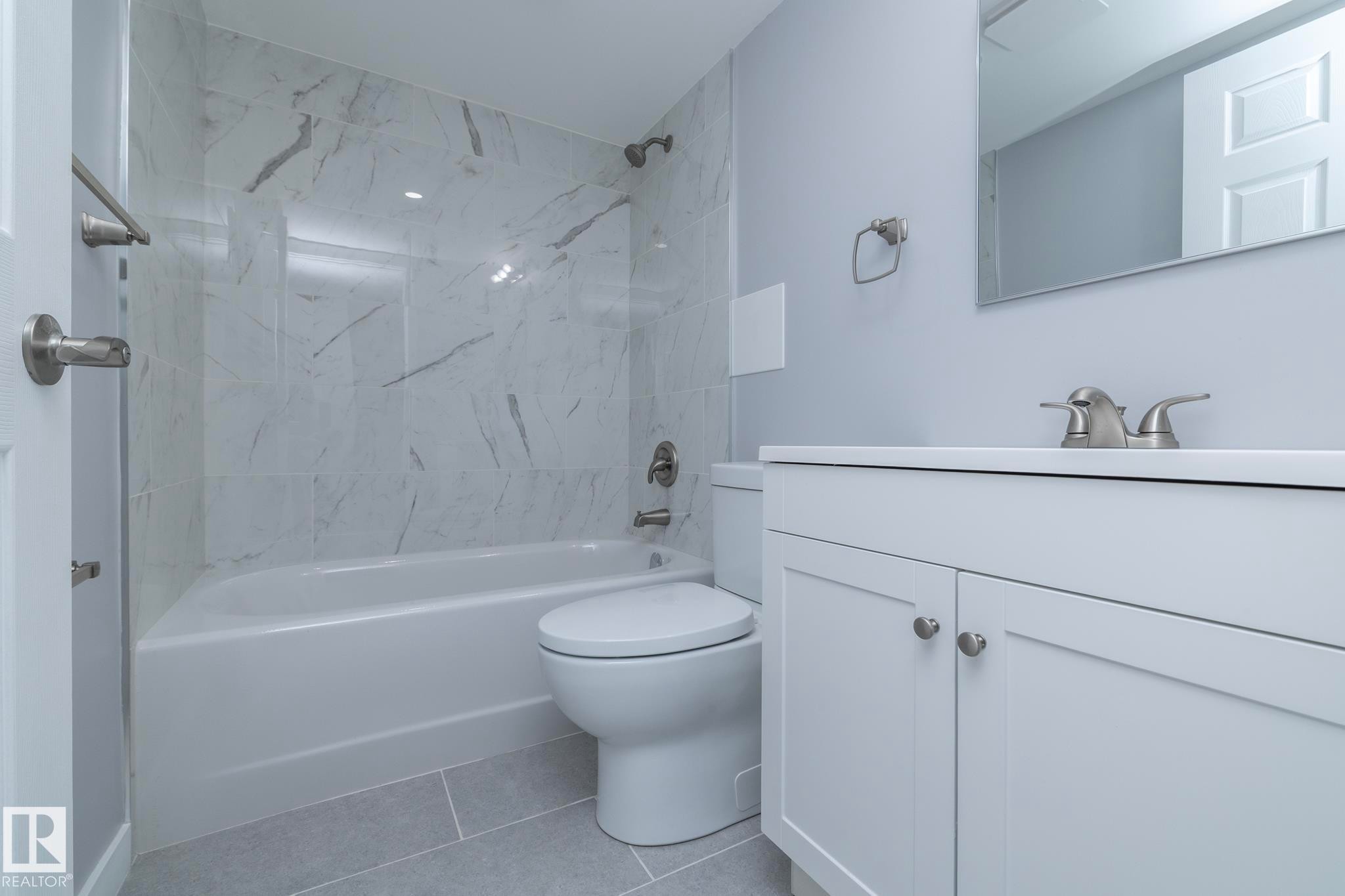 8008 159 Street, Edmonton, AB - Indoor Photo Showing Bathroom
