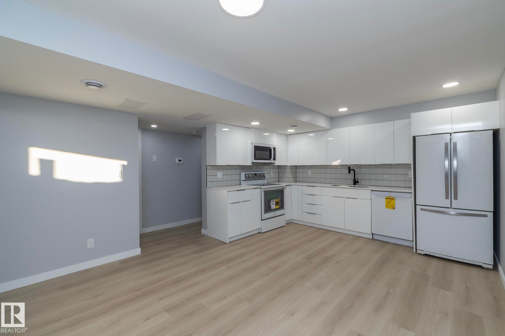 8008 159 Street, Edmonton, AB - Indoor Photo Showing Kitchen