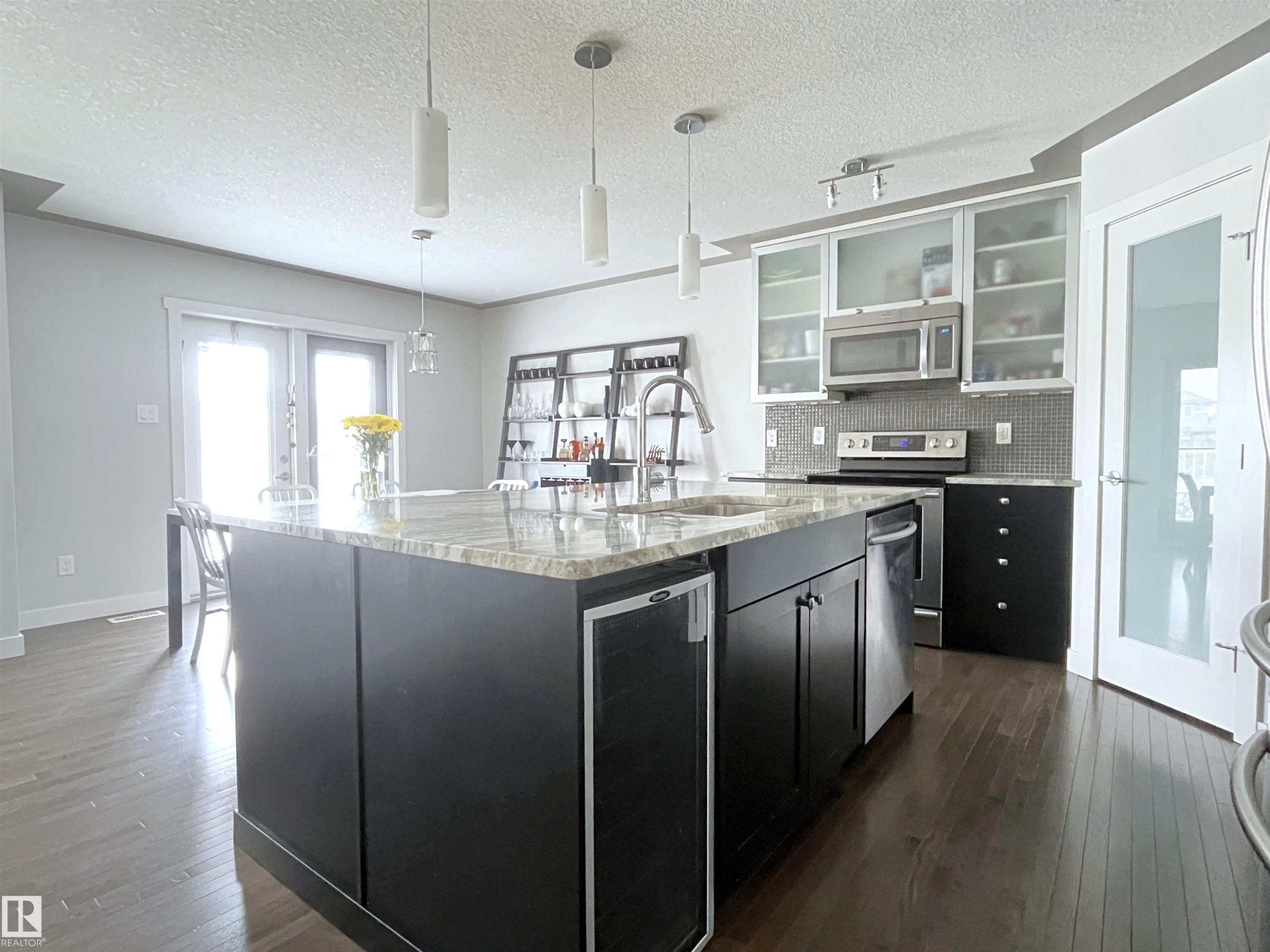 3308 Cutler Crescent, Edmonton, AB - Indoor Photo Showing Kitchen With Upgraded Kitchen
