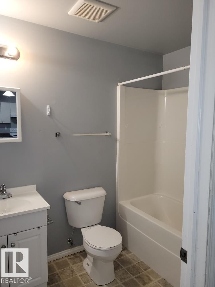 102 9817 103 Street, Fort Saskatchewan, AB - Indoor Photo Showing Bathroom