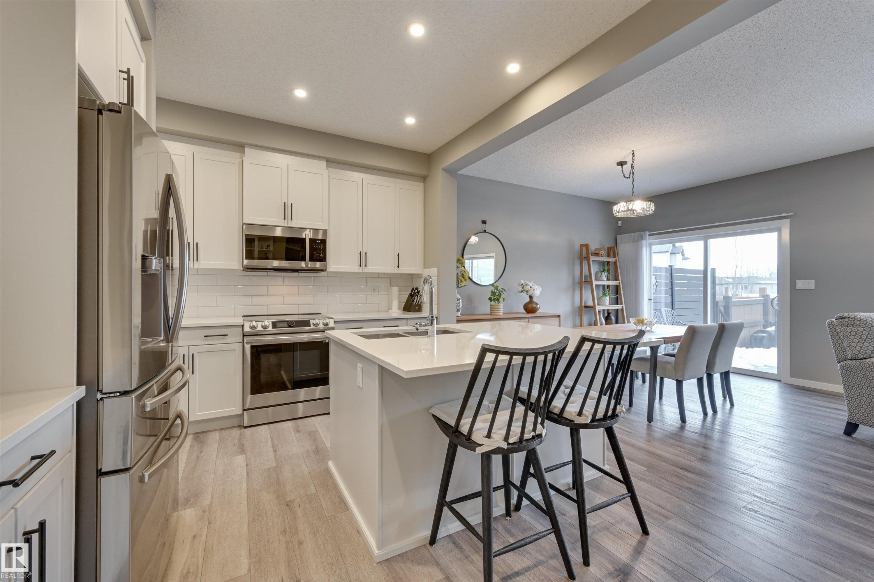 5158 Lark Crescent, Edmonton, AB - Indoor Photo Showing Kitchen With Upgraded Kitchen