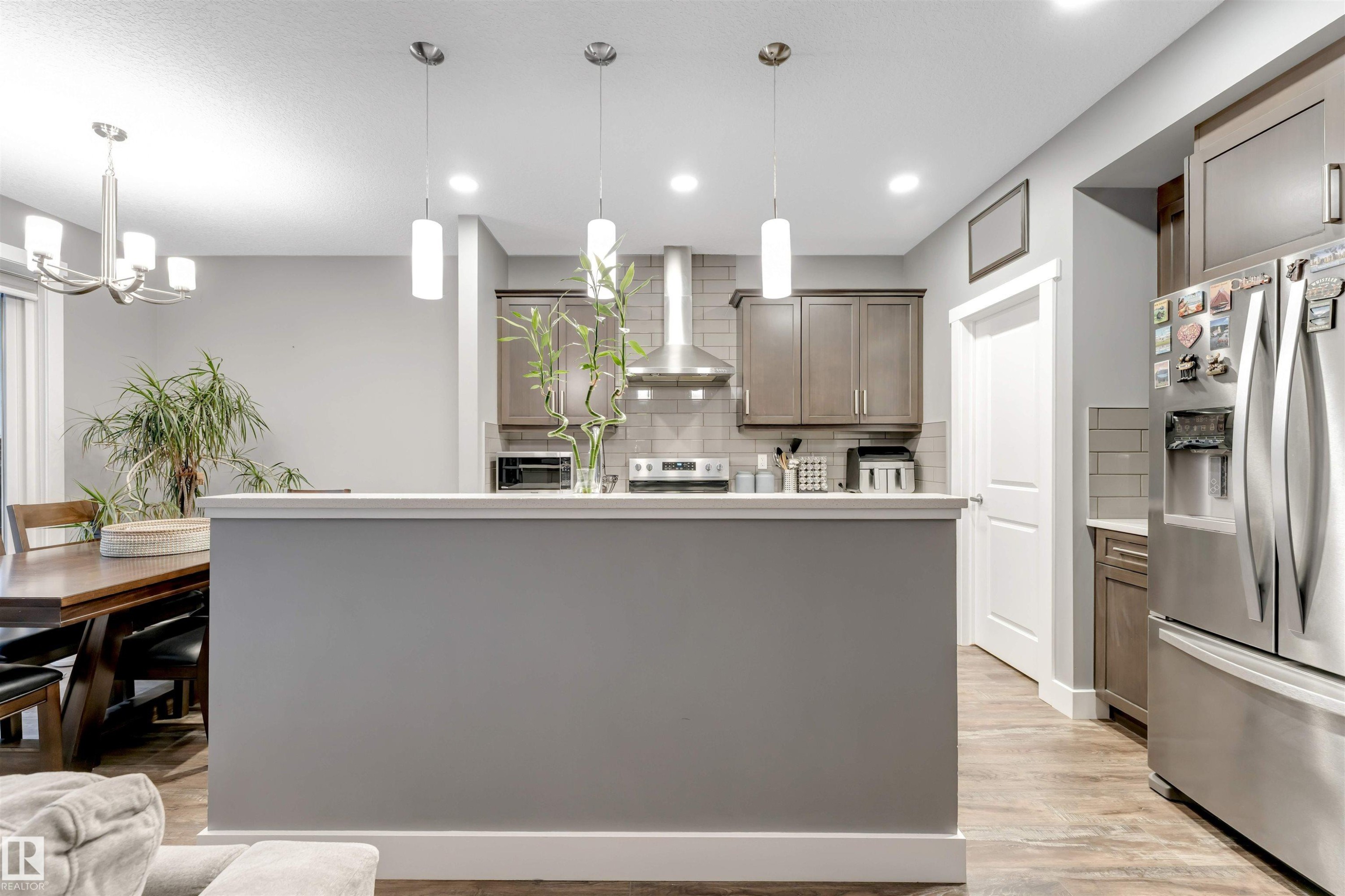 2987 Chokecherry Common Sw, Edmonton, AB - Indoor Photo Showing Kitchen With Upgraded Kitchen