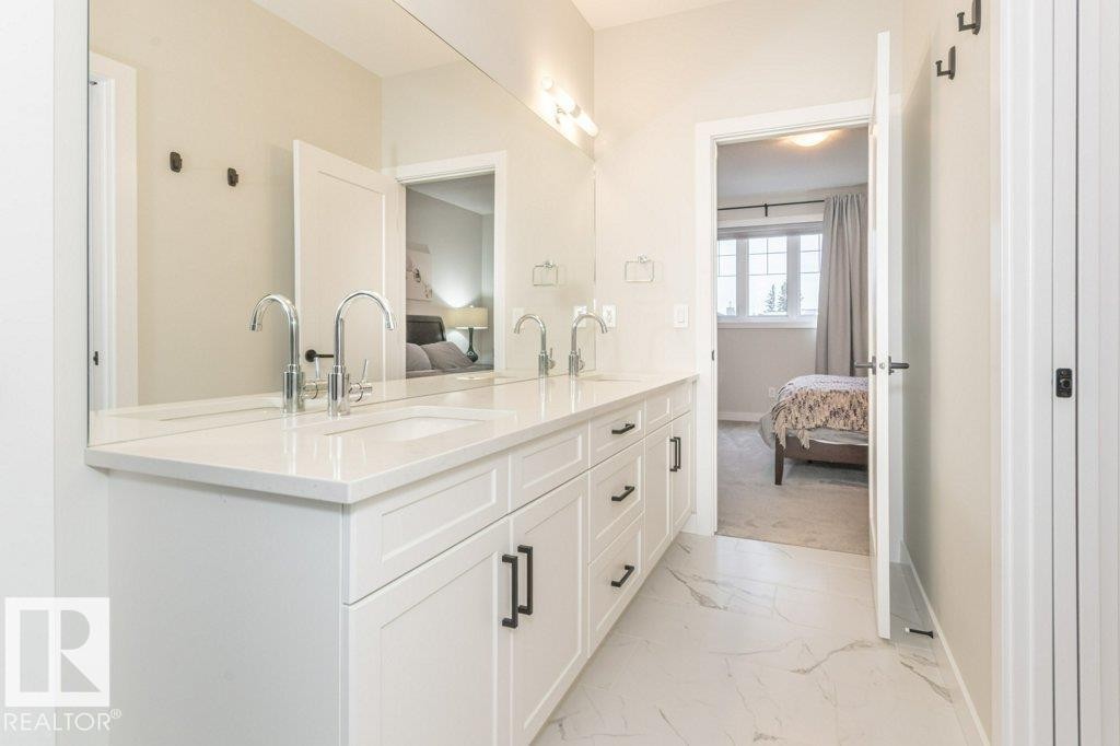 698 Howatt Drive Sw, Edmonton, AB - Indoor Photo Showing Bathroom