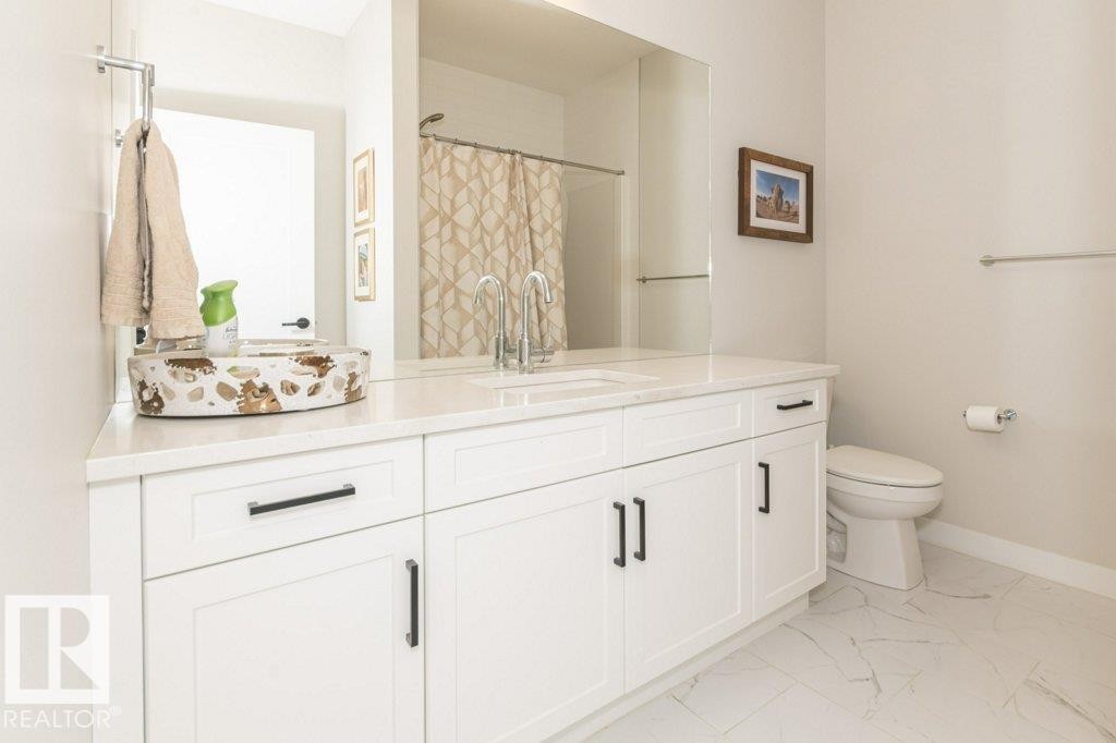 698 Howatt Drive Sw, Edmonton, AB - Indoor Photo Showing Bathroom