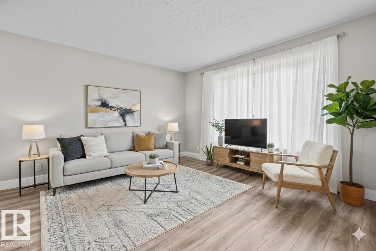 13311 Dovercourt Avenue, Edmonton, AB - Indoor Photo Showing Living Room