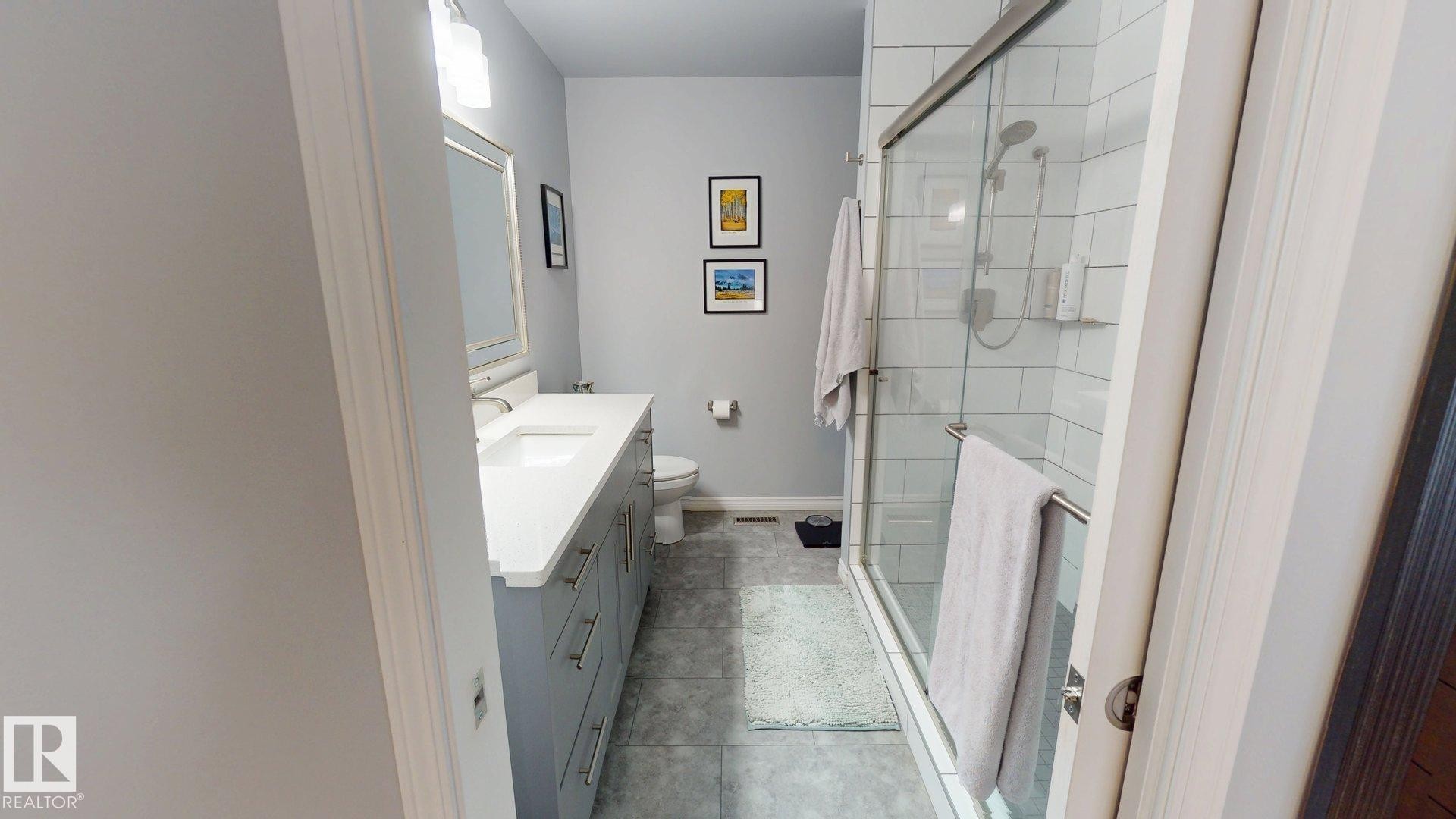 740 Wilkin Close, Edmonton, AB - Indoor Photo Showing Bathroom