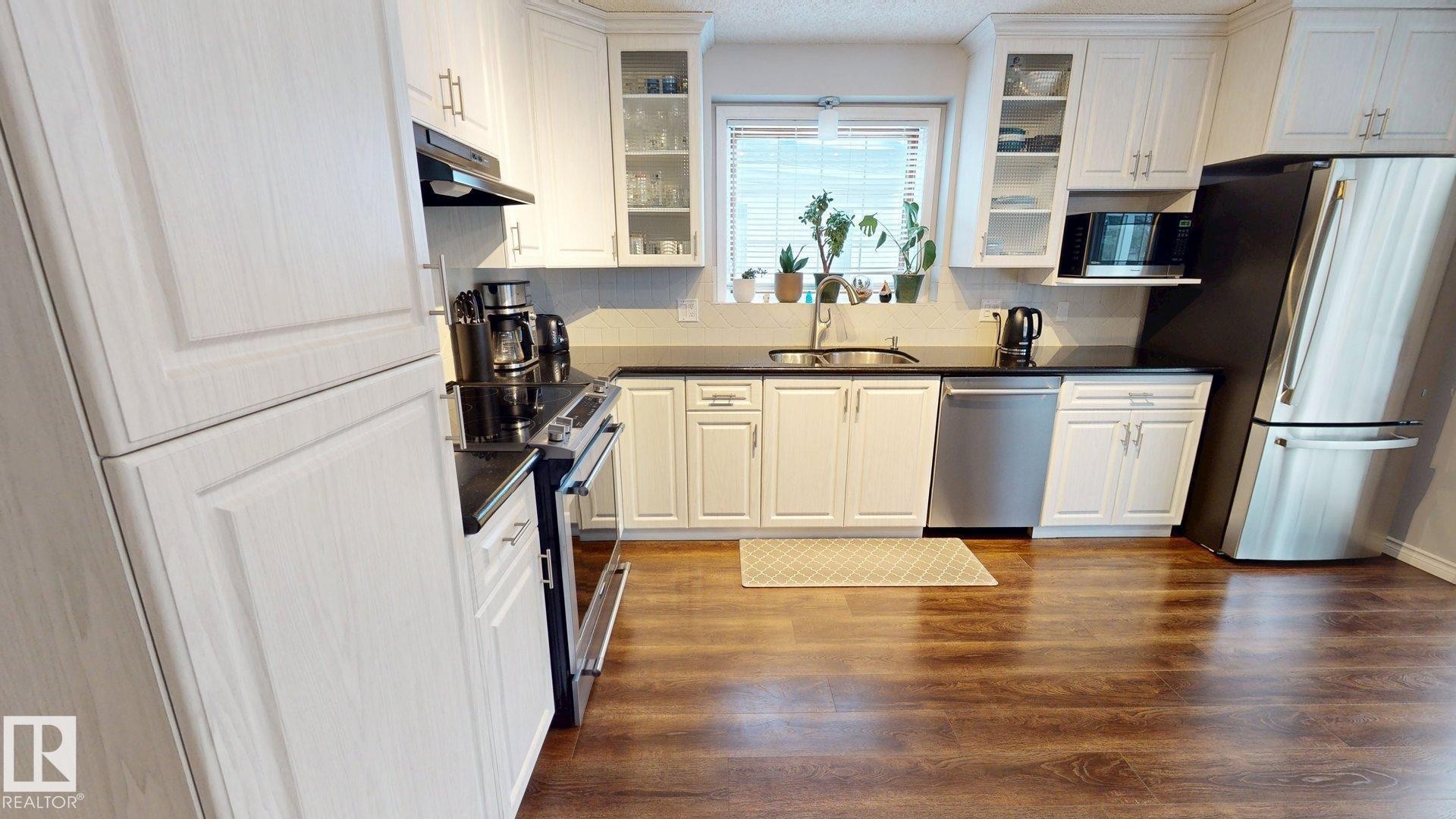 740 Wilkin Close, Edmonton, AB - Indoor Photo Showing Kitchen With Double Sink