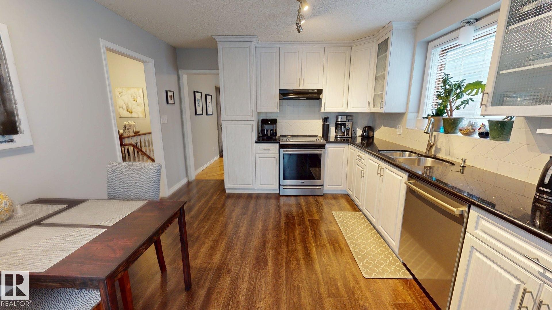 740 Wilkin Close, Edmonton, AB - Indoor Photo Showing Kitchen With Double Sink