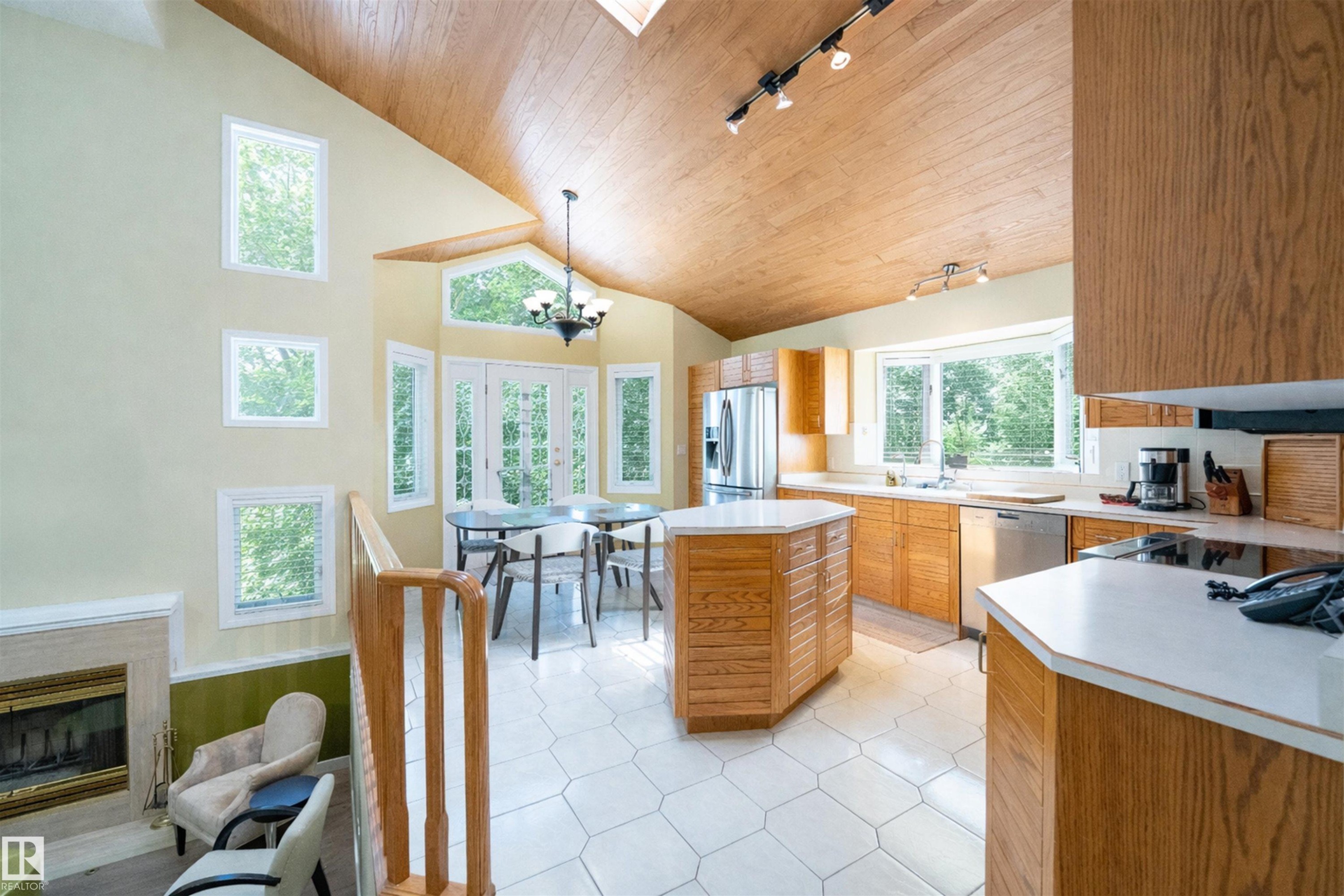 471 Ronning Street, Edmonton, AB - Indoor With Fireplace