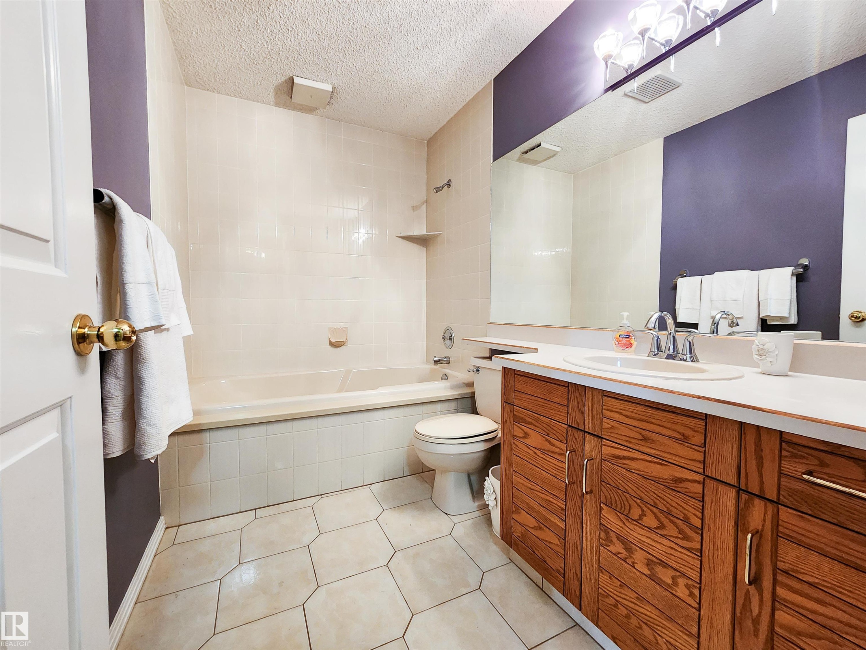 471 Ronning Street, Edmonton, AB - Indoor Photo Showing Bathroom