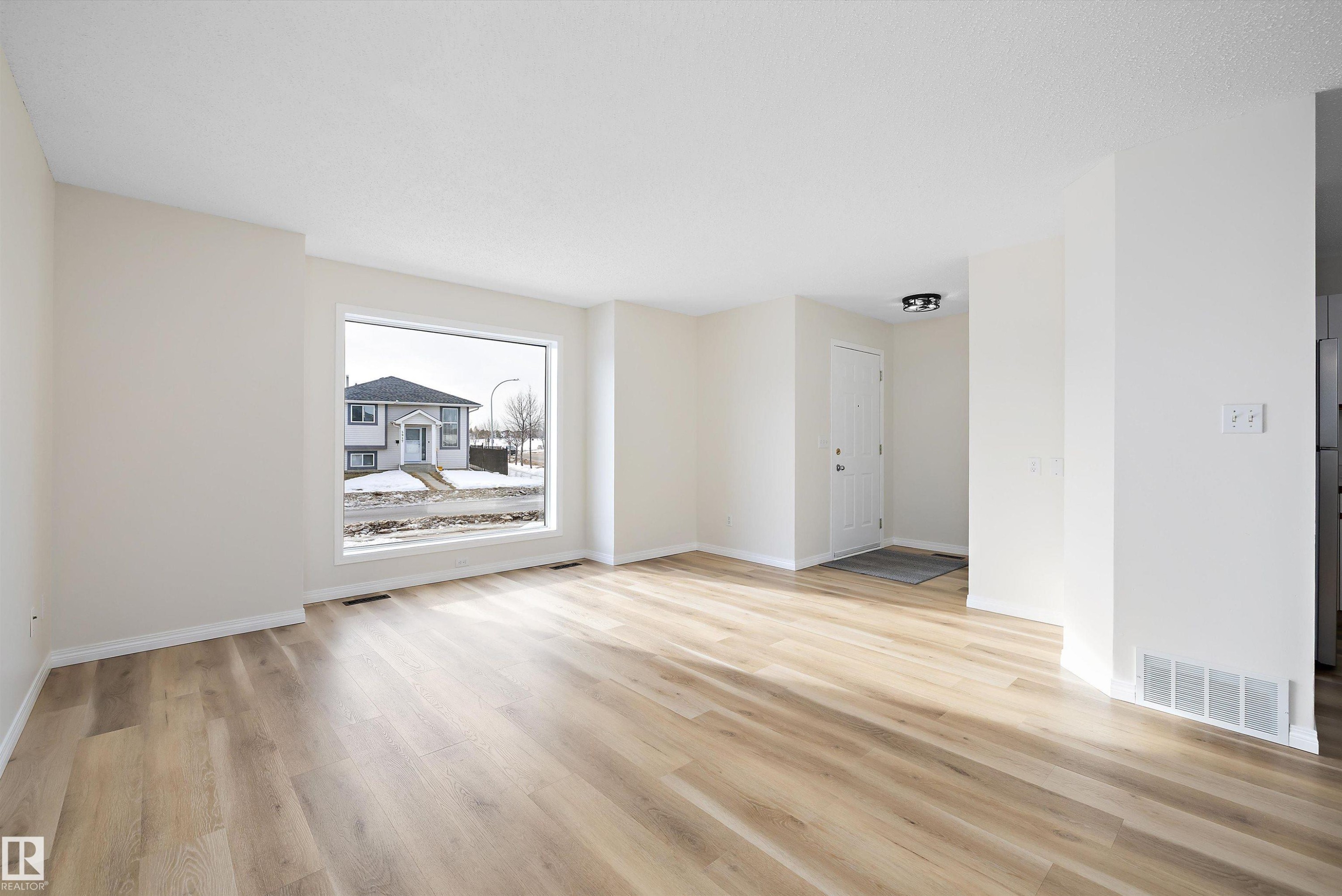 5914 162A Avenue, Edmonton, AB - Indoor Photo Showing Living Room